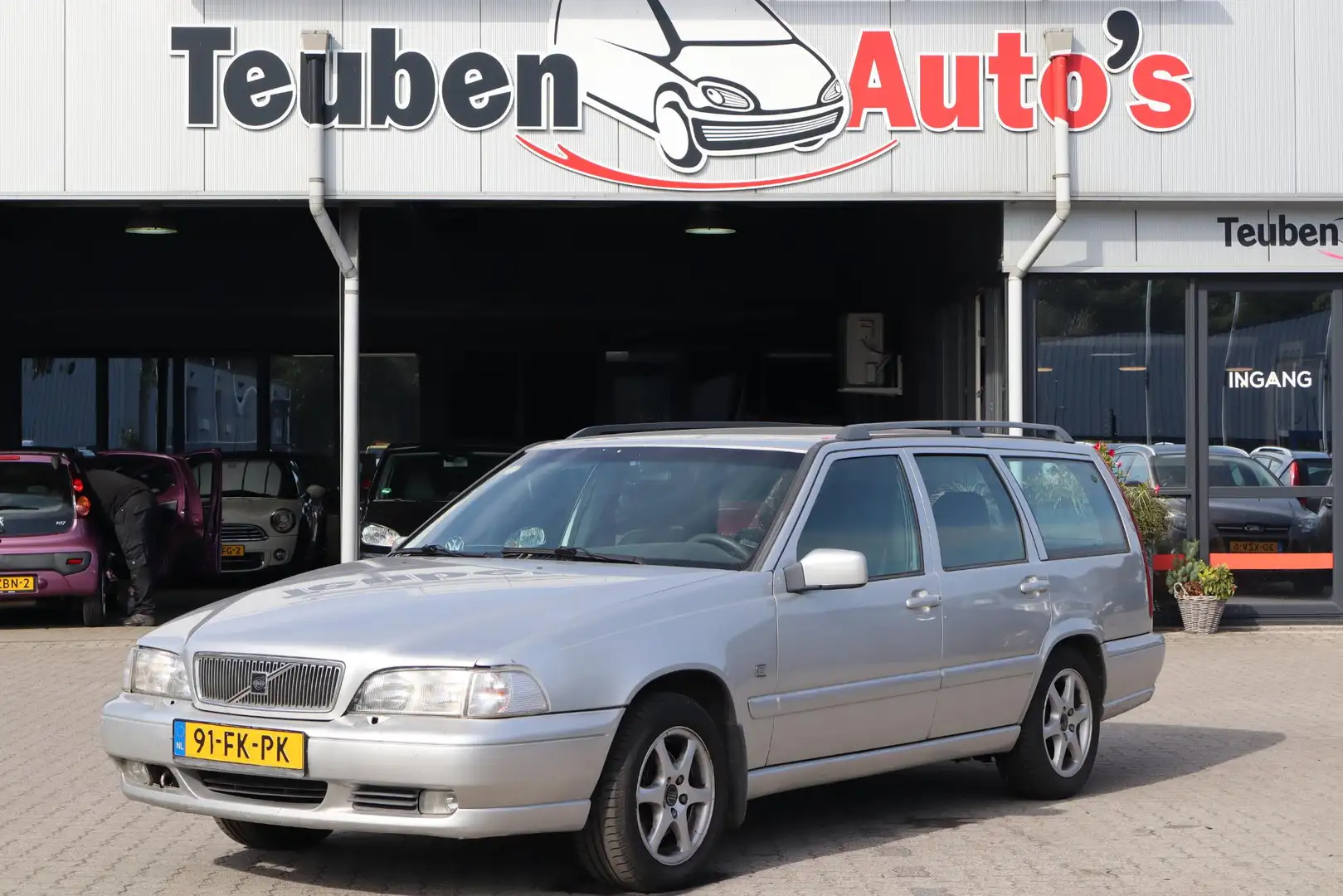 Volvo V70 2.4 Europa Airco, Cruise control, Trekhaak, Radio Grijs - 1