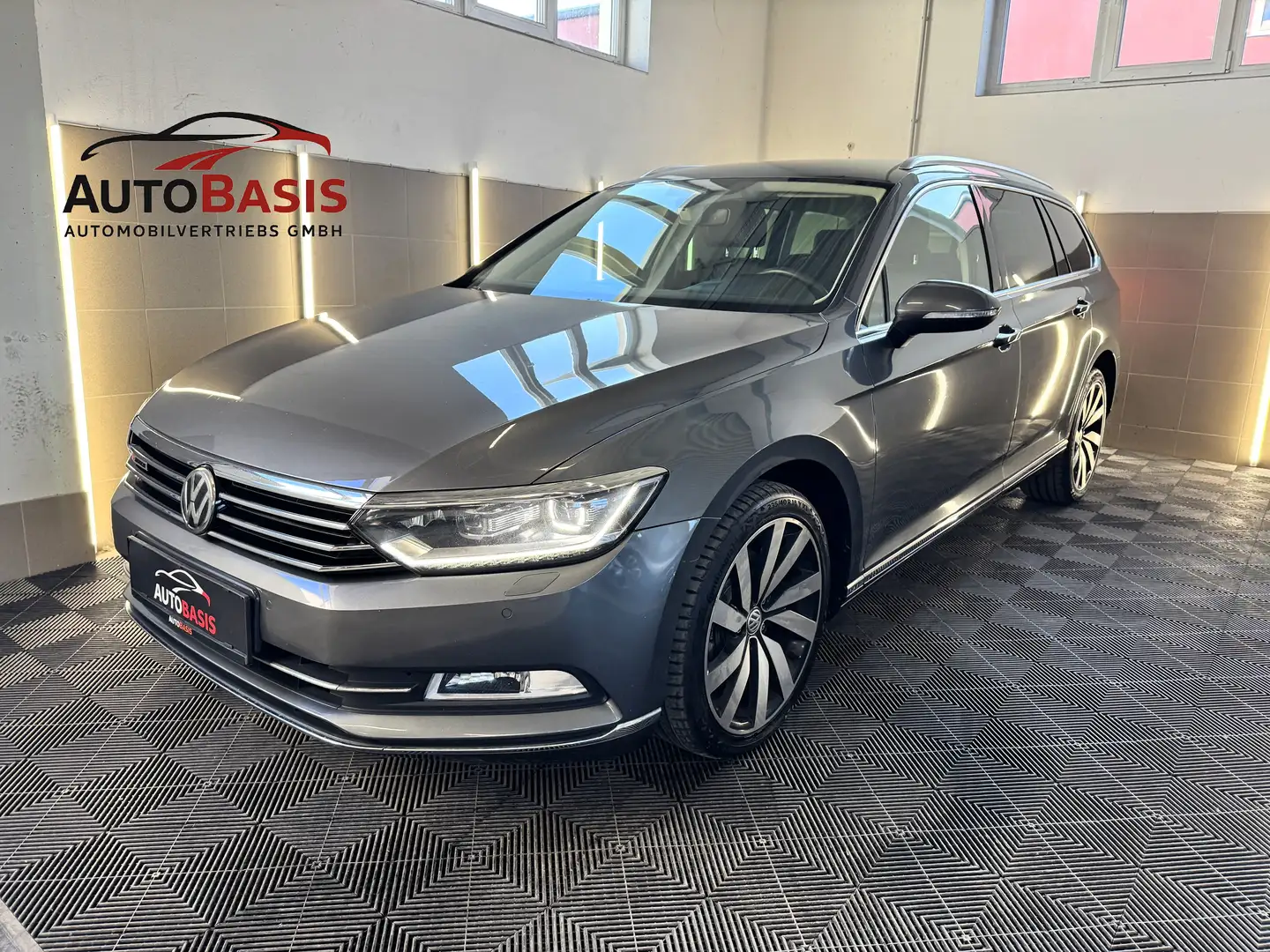 Volkswagen Passat Variant Highline 4Motion Business/Led/ACC/Navi/Rollo Grau - 1