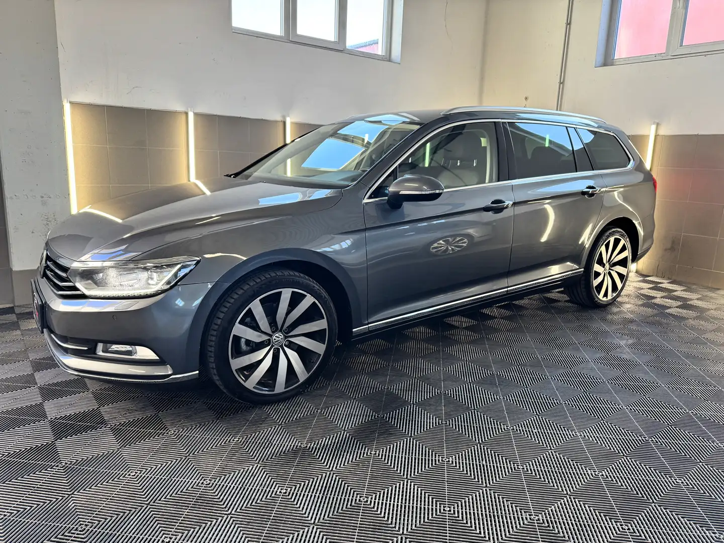 Volkswagen Passat Variant Highline 4Motion Business/Led/ACC/Navi/Rollo Grau - 2