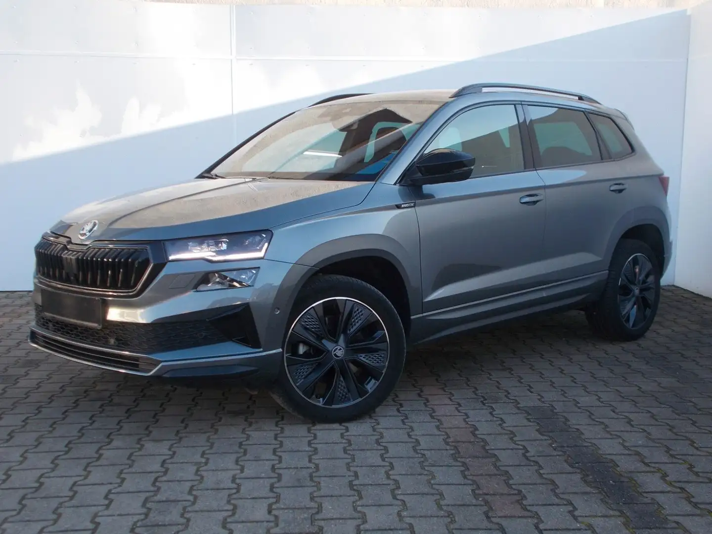 Skoda Karoq 1.5 TSI Sportline * DSG * Navi *LED *360° Grau - 2