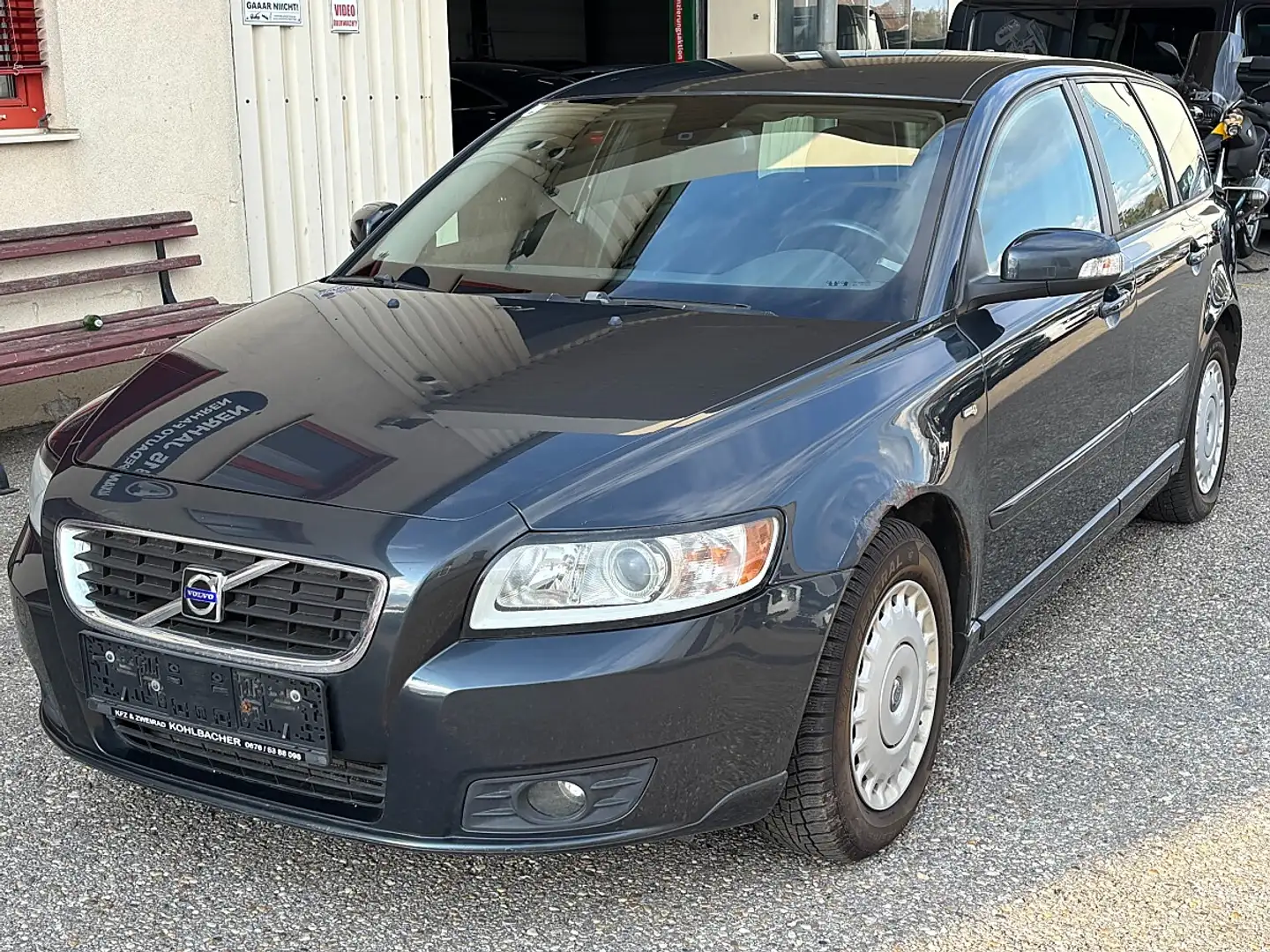 Volvo V50 1.6 D Drive Momentum Grau - 1