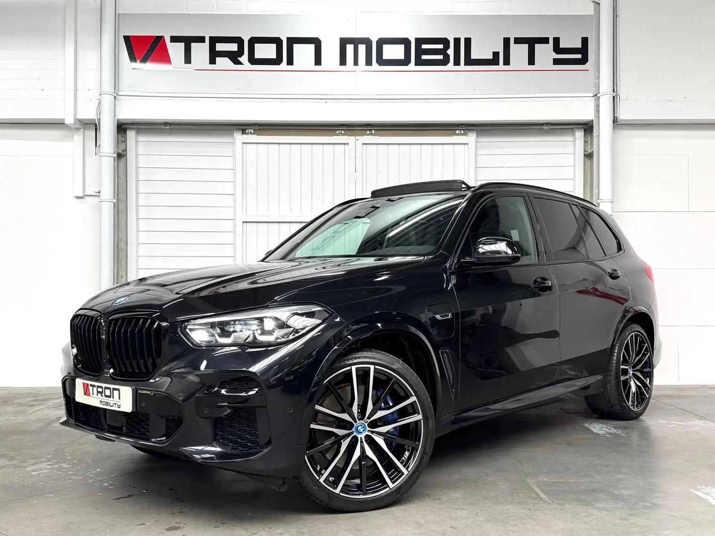 BMW X5 X5 xDrive45e M-Pack PANO*CARPLAY*LUCHTVERING*H-UP Zwart - 1