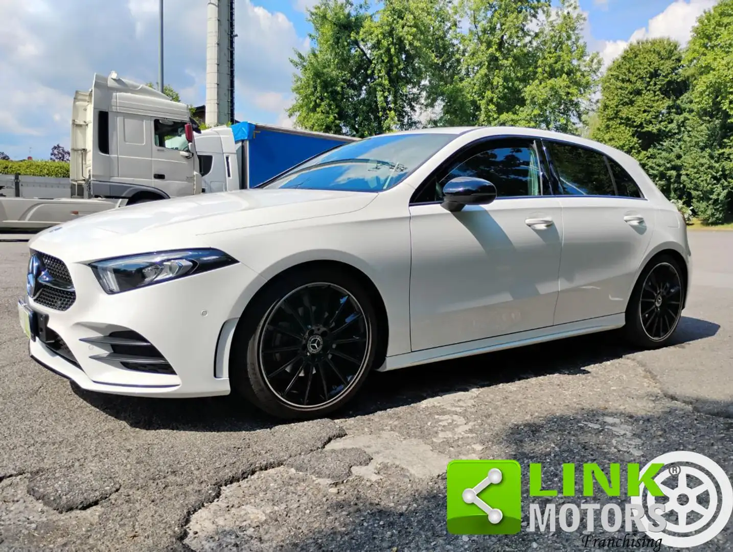 Mercedes-Benz A 200 Premium AMG 4MATIC Wit - 1