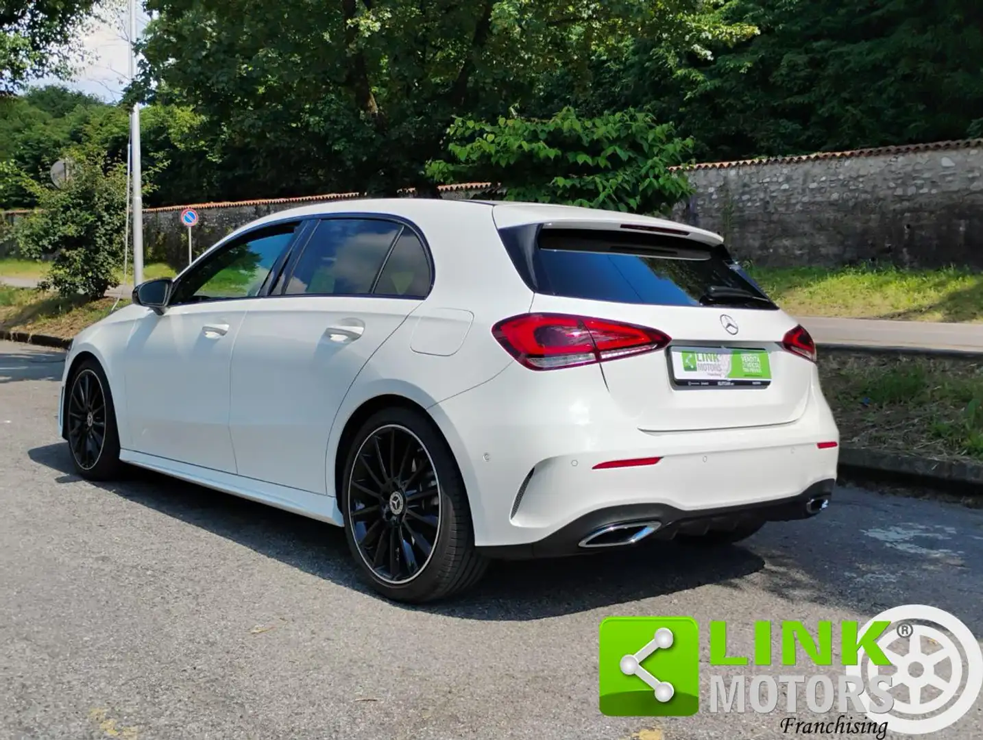 Mercedes-Benz A 200 Premium AMG 4MATIC Wit - 2
