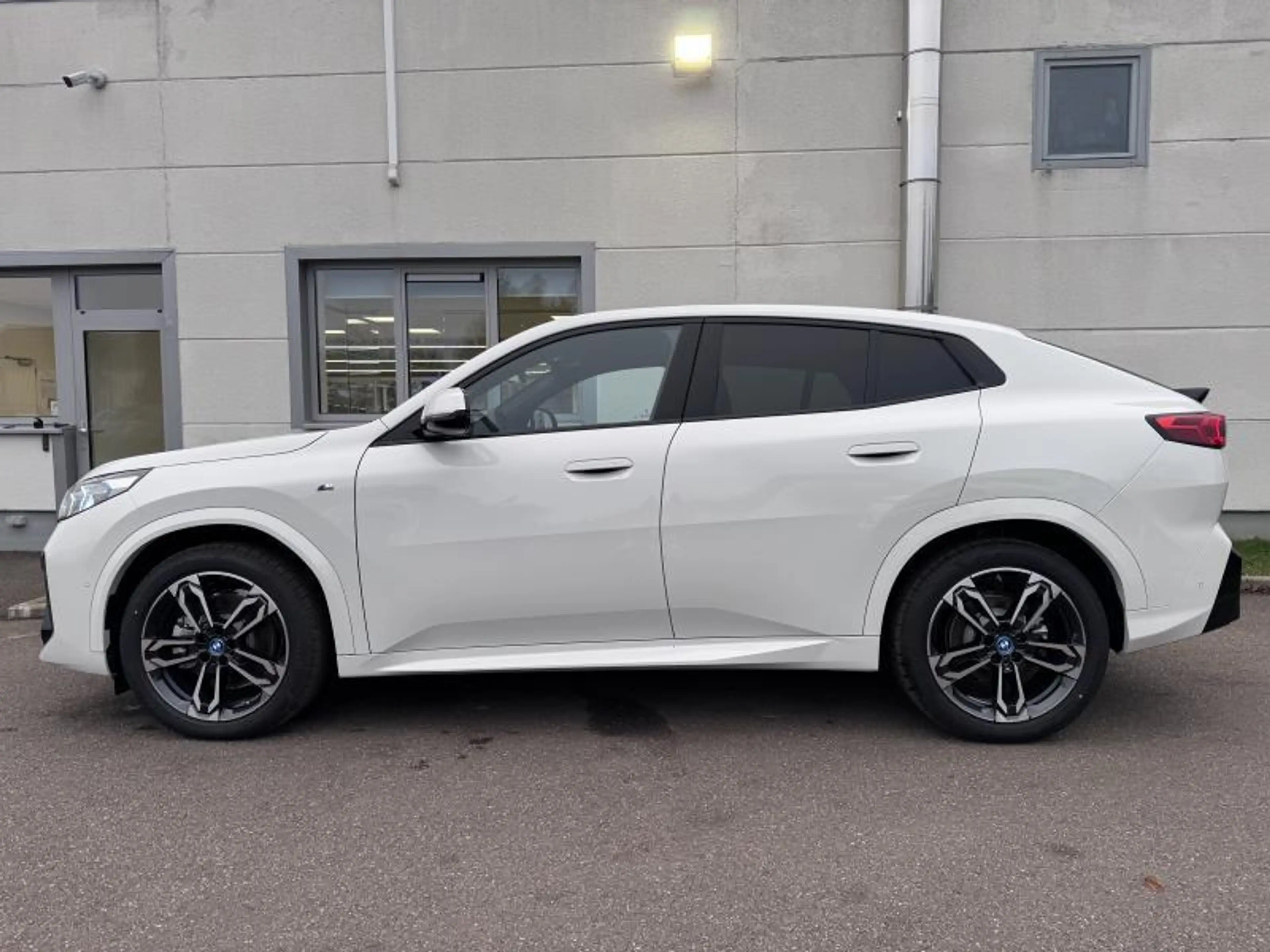 BMW iX2 xDrive30 Pack M Sport Shadow *TVAC* — photo 2