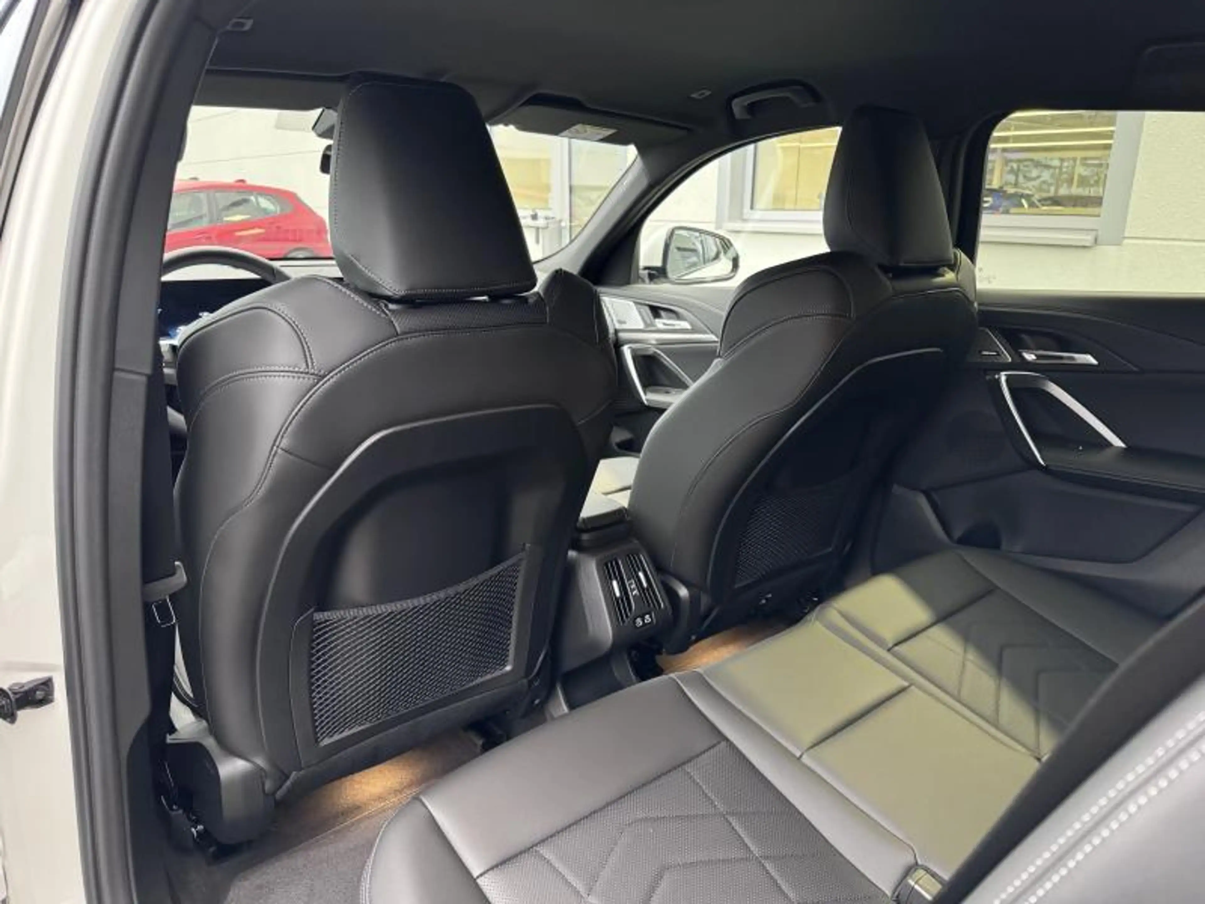 BMW iX2 xDrive30 Pack M Sport Shadow *TVAC* — photo 10
