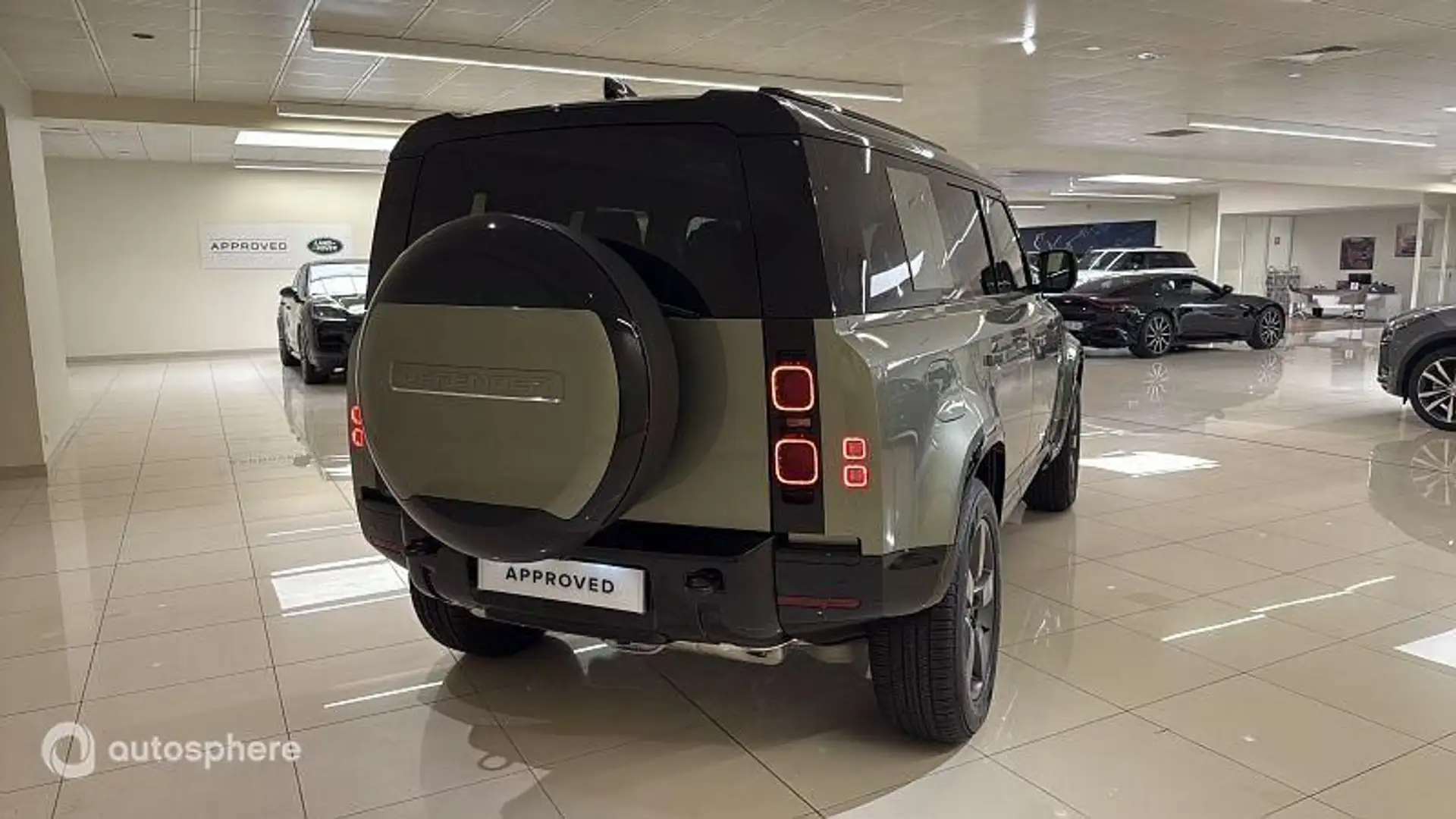 Land Rover Defender 110 2.0 P300e X-Dynamic SE - 2