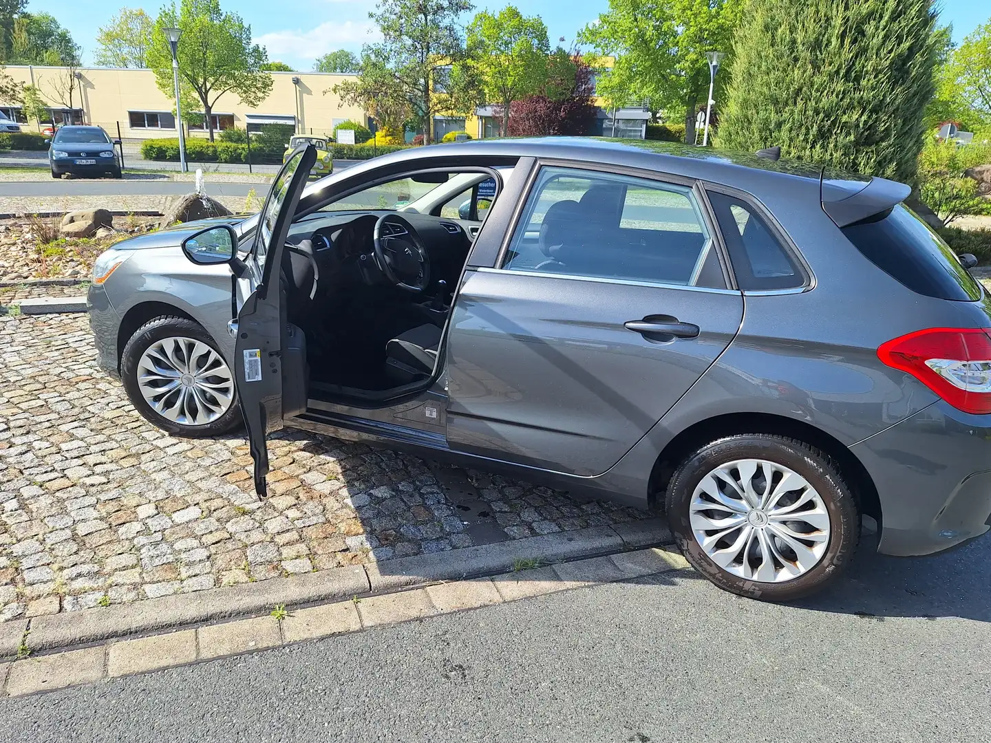 Citroen C4 VTi Attraction Grau - 2