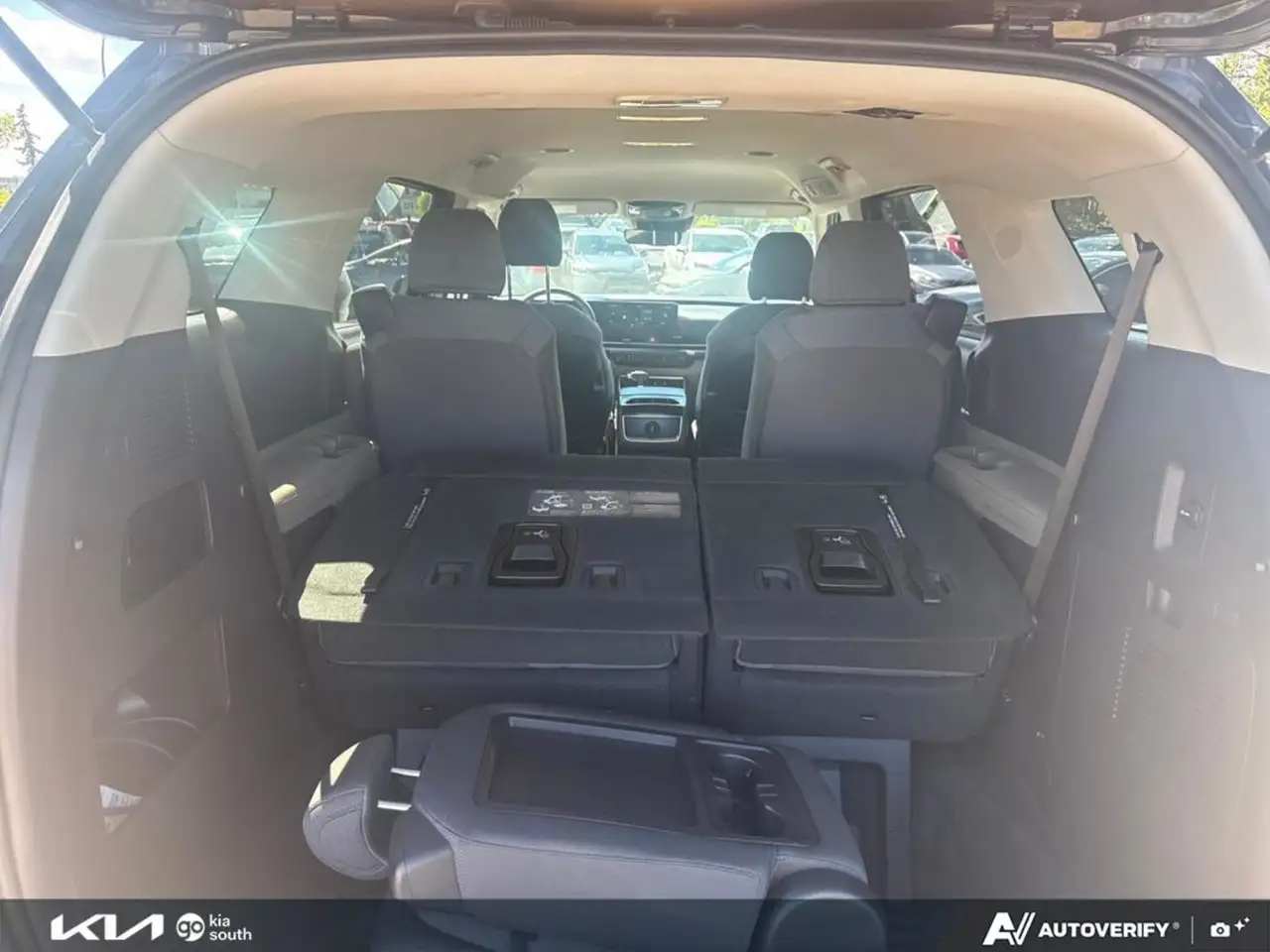 Kia Carnival снимка Kia Carnival