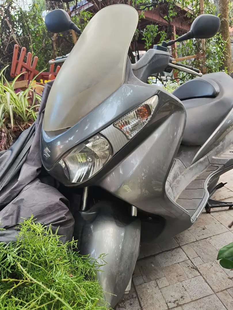 Suzuki Burgman 200 Šedá - 1