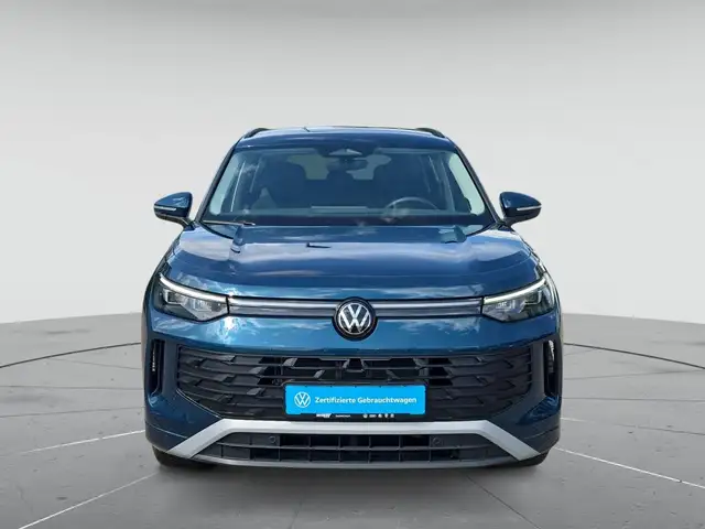 Volkswagen Tayron view 2