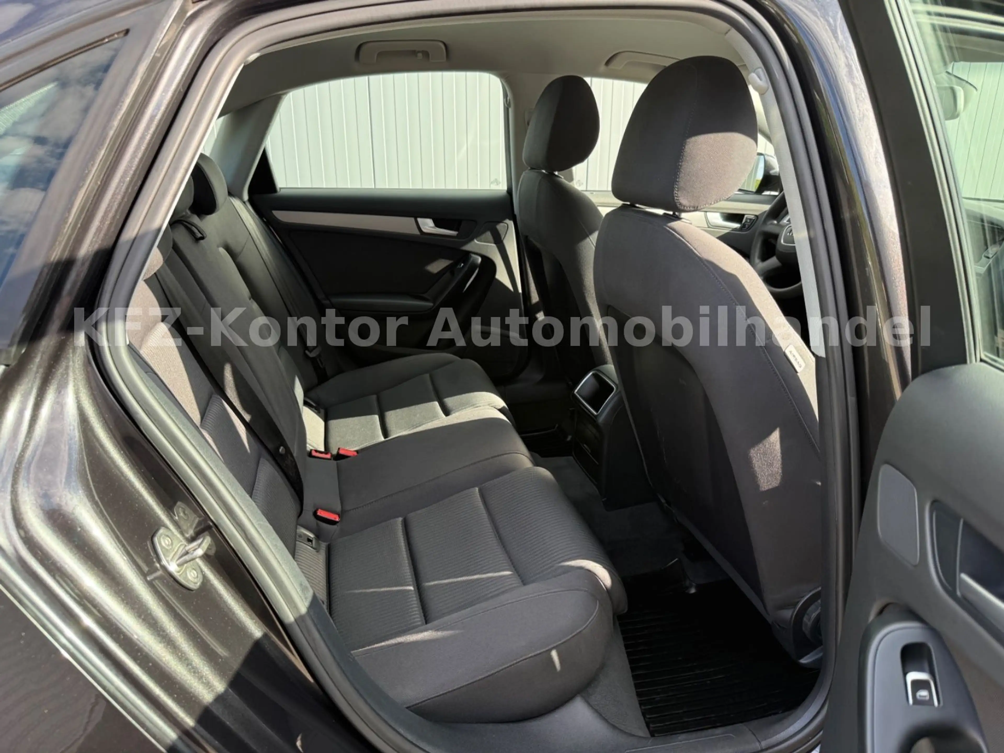 Audi A4 2.0 TDI Lim.  Attraction 1. Hand — photo 14