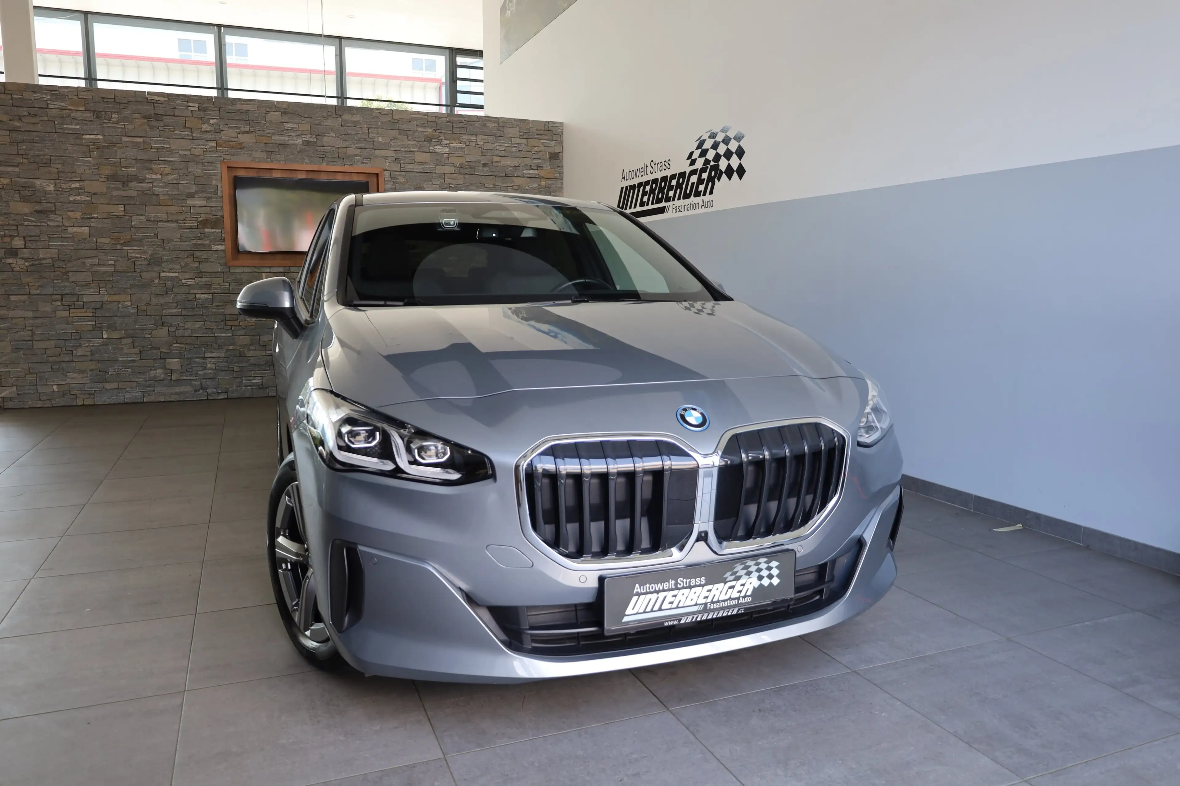 BMW 230 e xDrive Active Tourer — photo 2