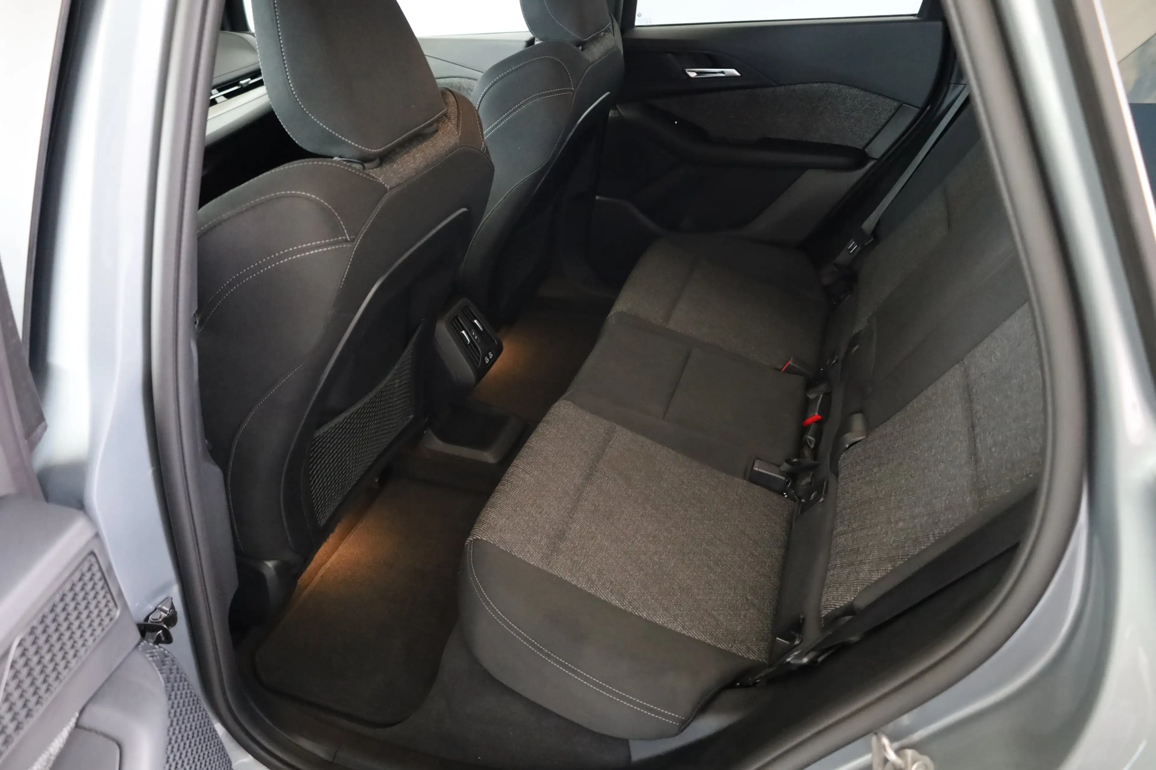 BMW 230 e xDrive Active Tourer — photo 9
