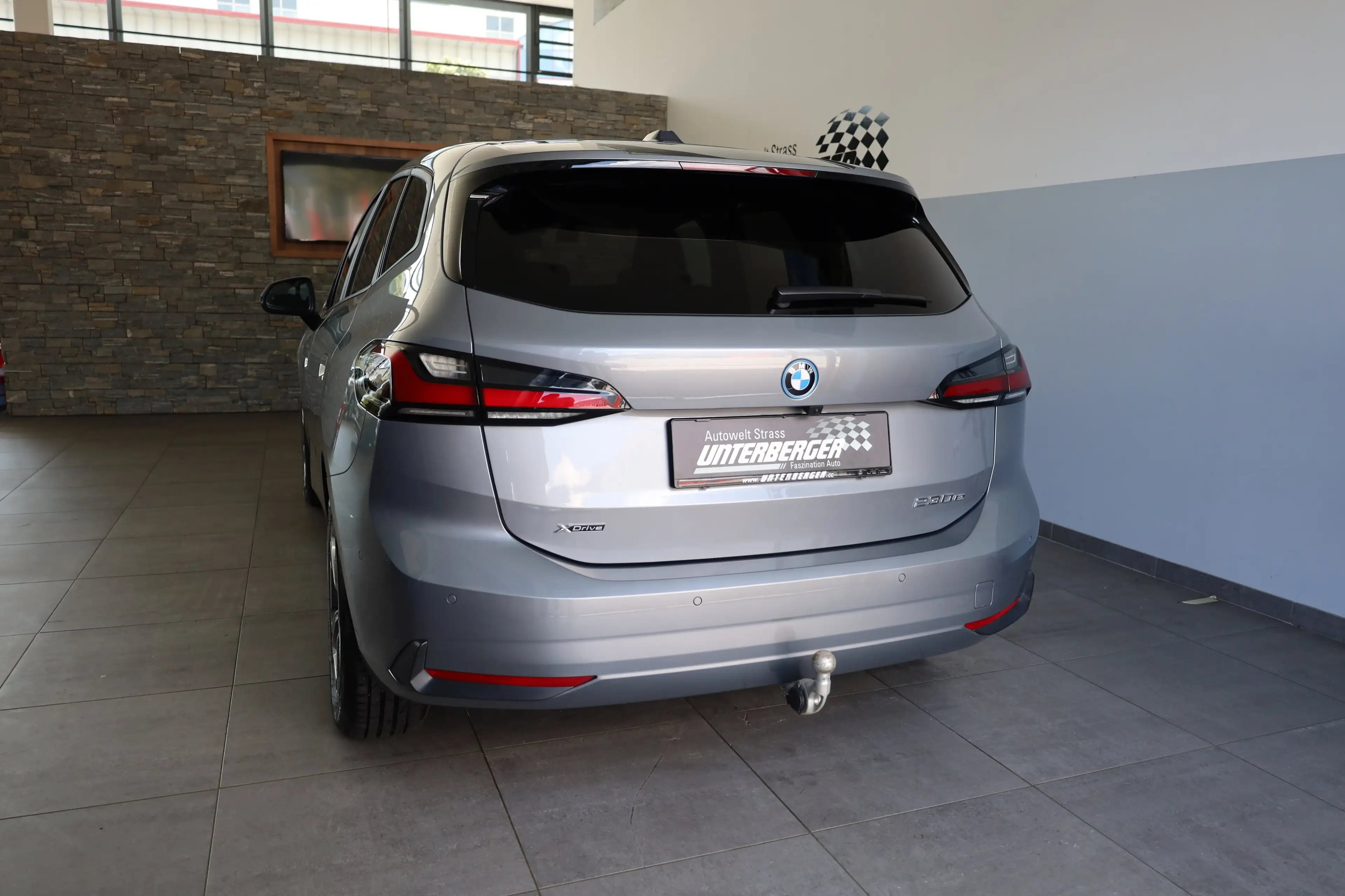 BMW 230 e xDrive Active Tourer — photo 4