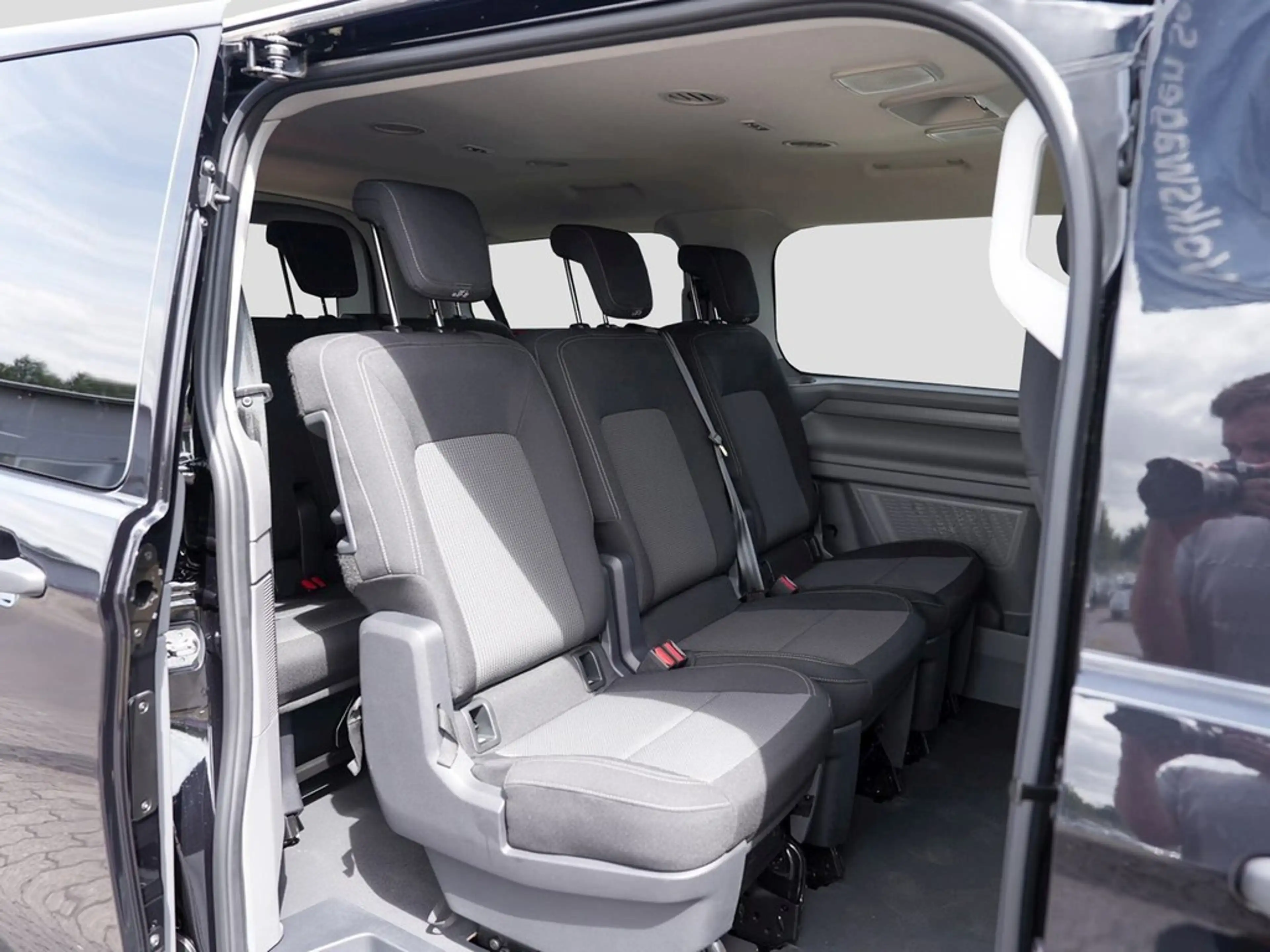 Volkswagen T7 Caravelle 2.0l TDI — photo 9