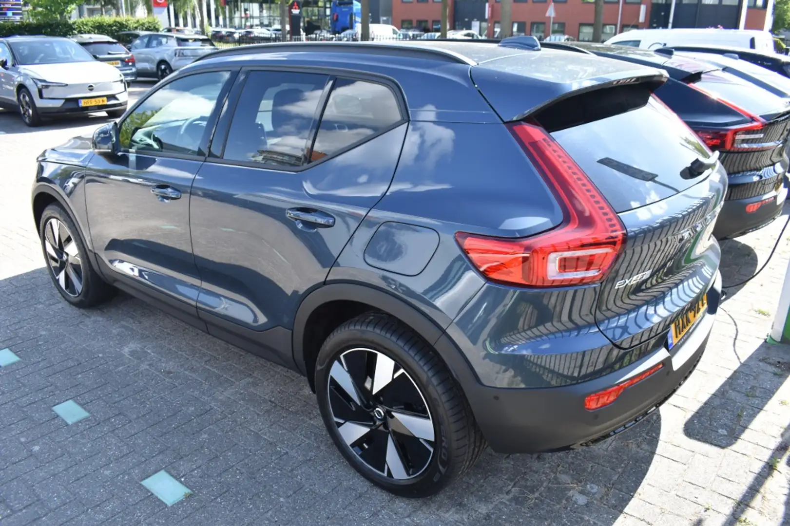 Volvo EX40 Extended range 252PK/82kWh Core Business Edition | Blauw - 2