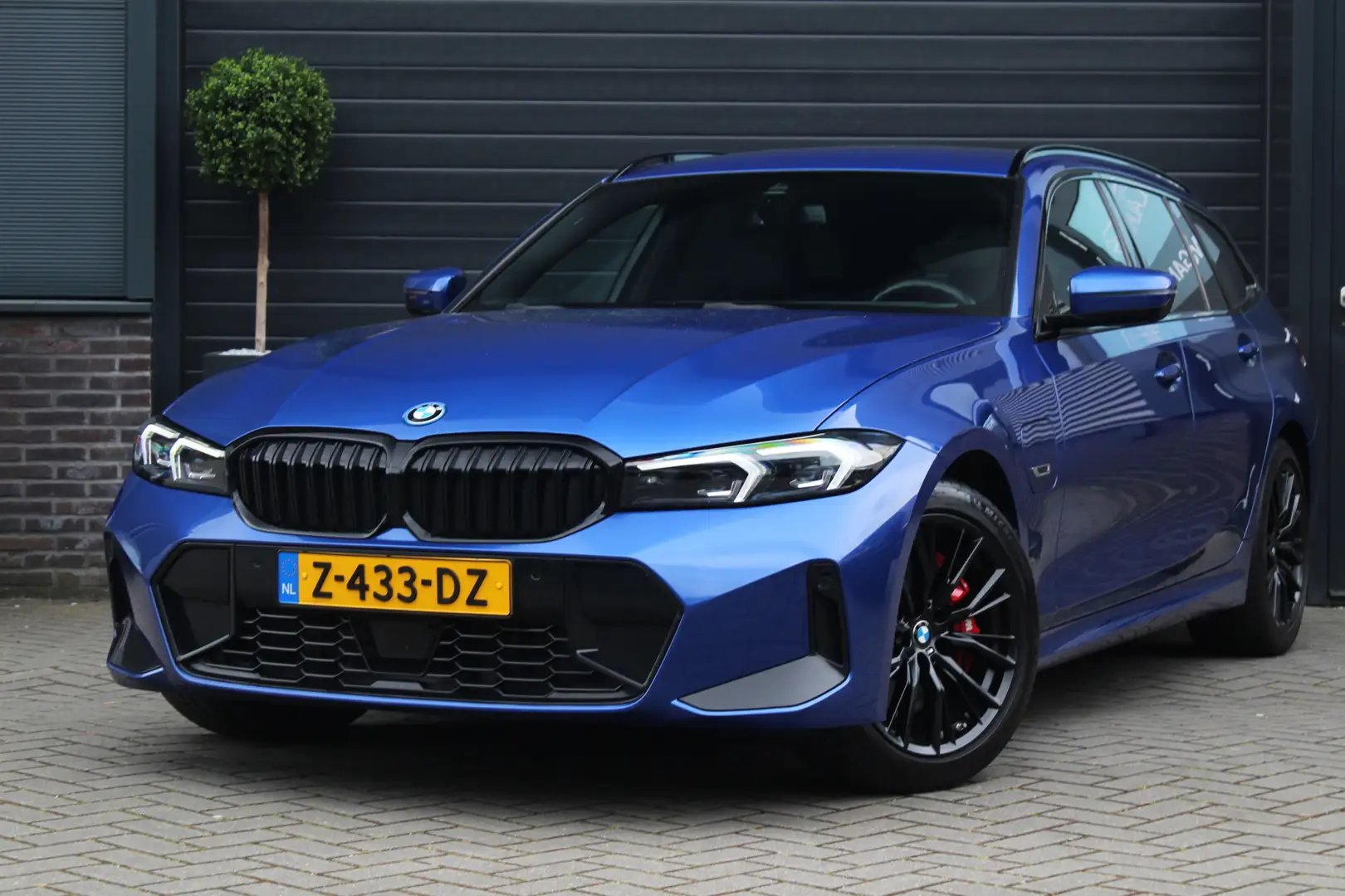 BMW 330 3-serie Touring 330e M Sport | ACC | Memory | Carb Blauw - 1