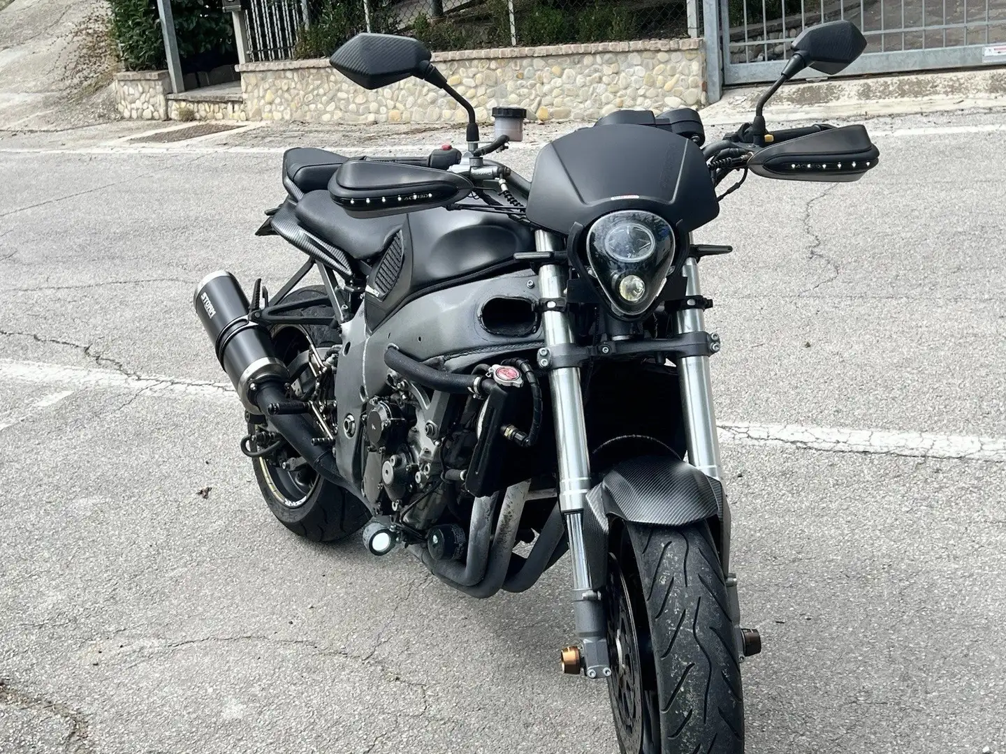 Suzuki GSX 600 Noir - 1