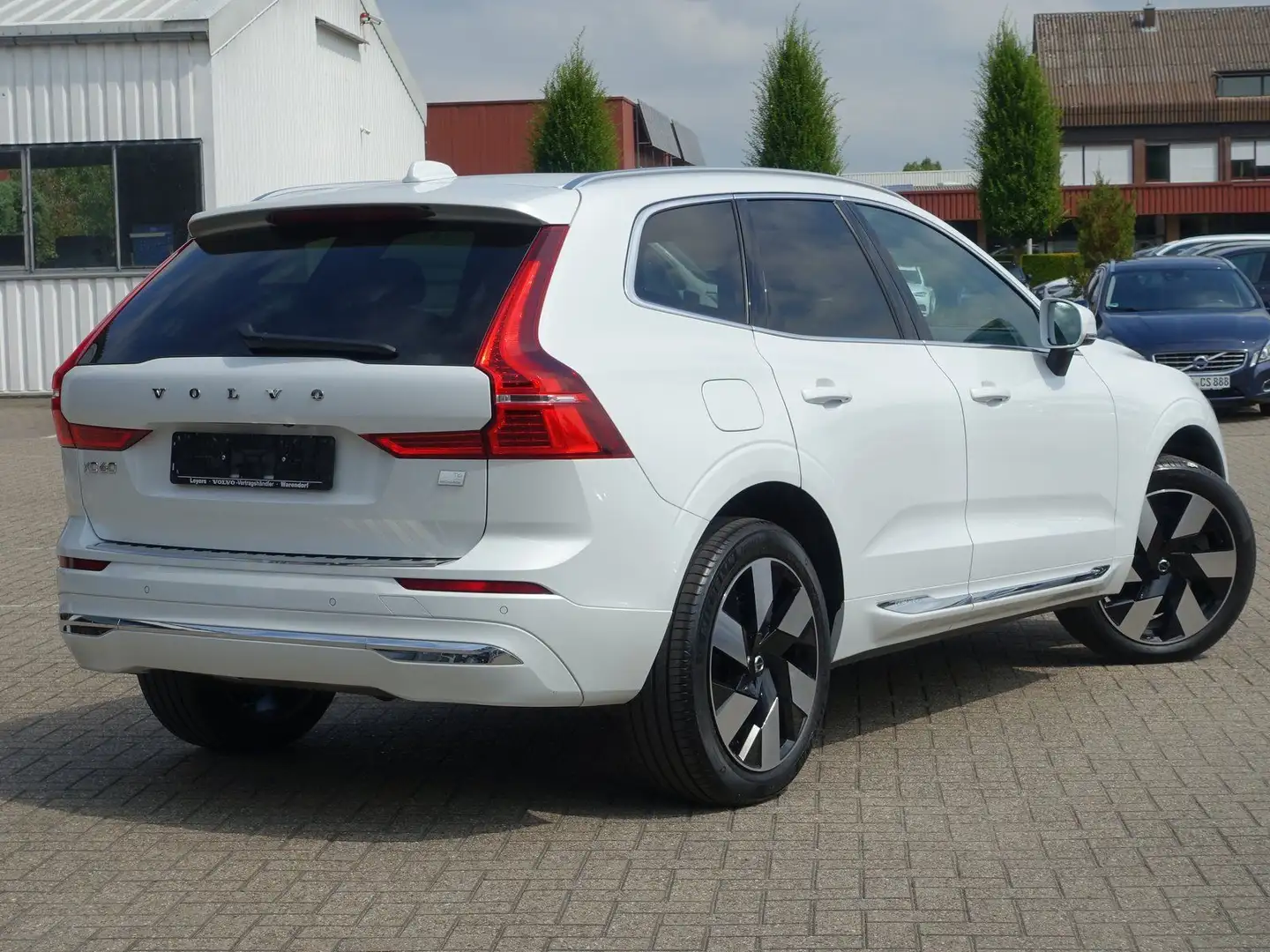 Volvo XC60 T6 AWD Inscription Expr. AHK/W-Paket/ACC Weiß - 2
