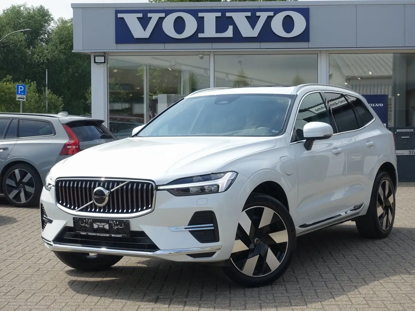 Volvo XC60 T6 AWD Inscription Expr. AHK/W-Paket/ACC Weiß - 1
