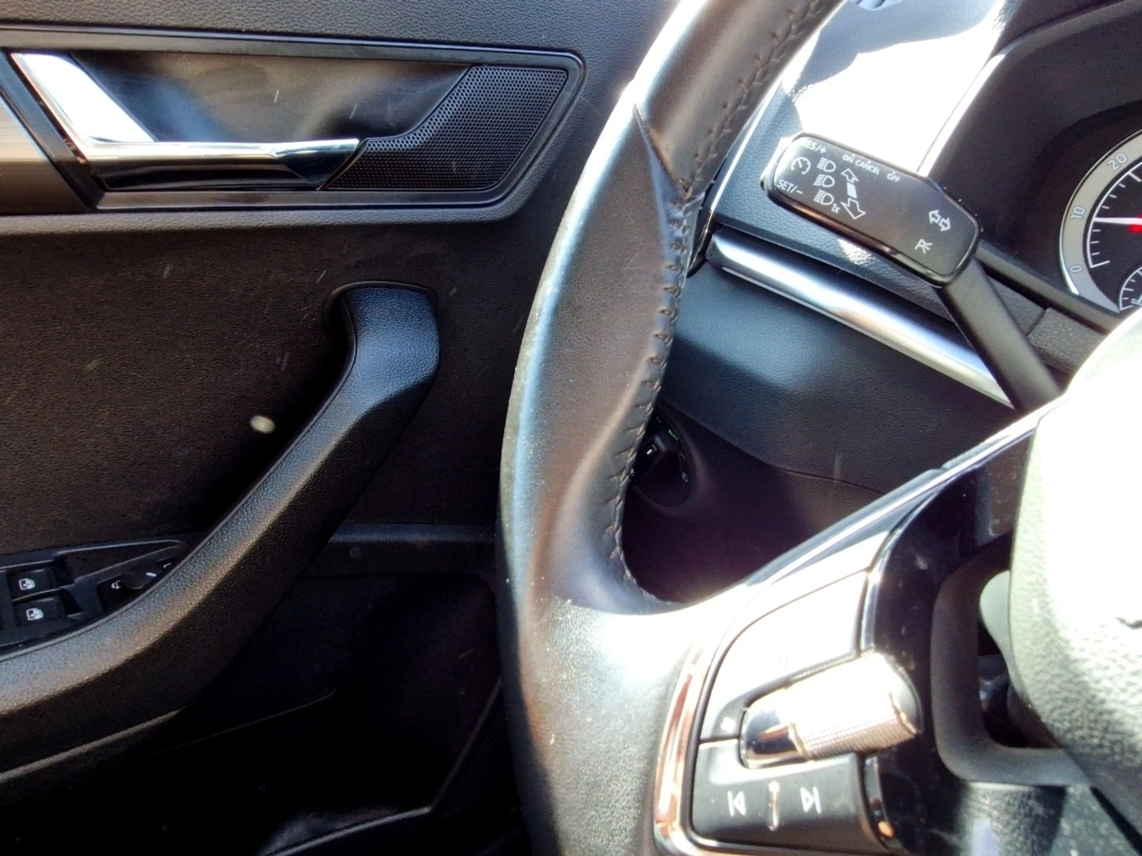 Skoda Karoq 1.5 TSI Clever LED Navi AHK PDC Klimaautomatik — photo 13