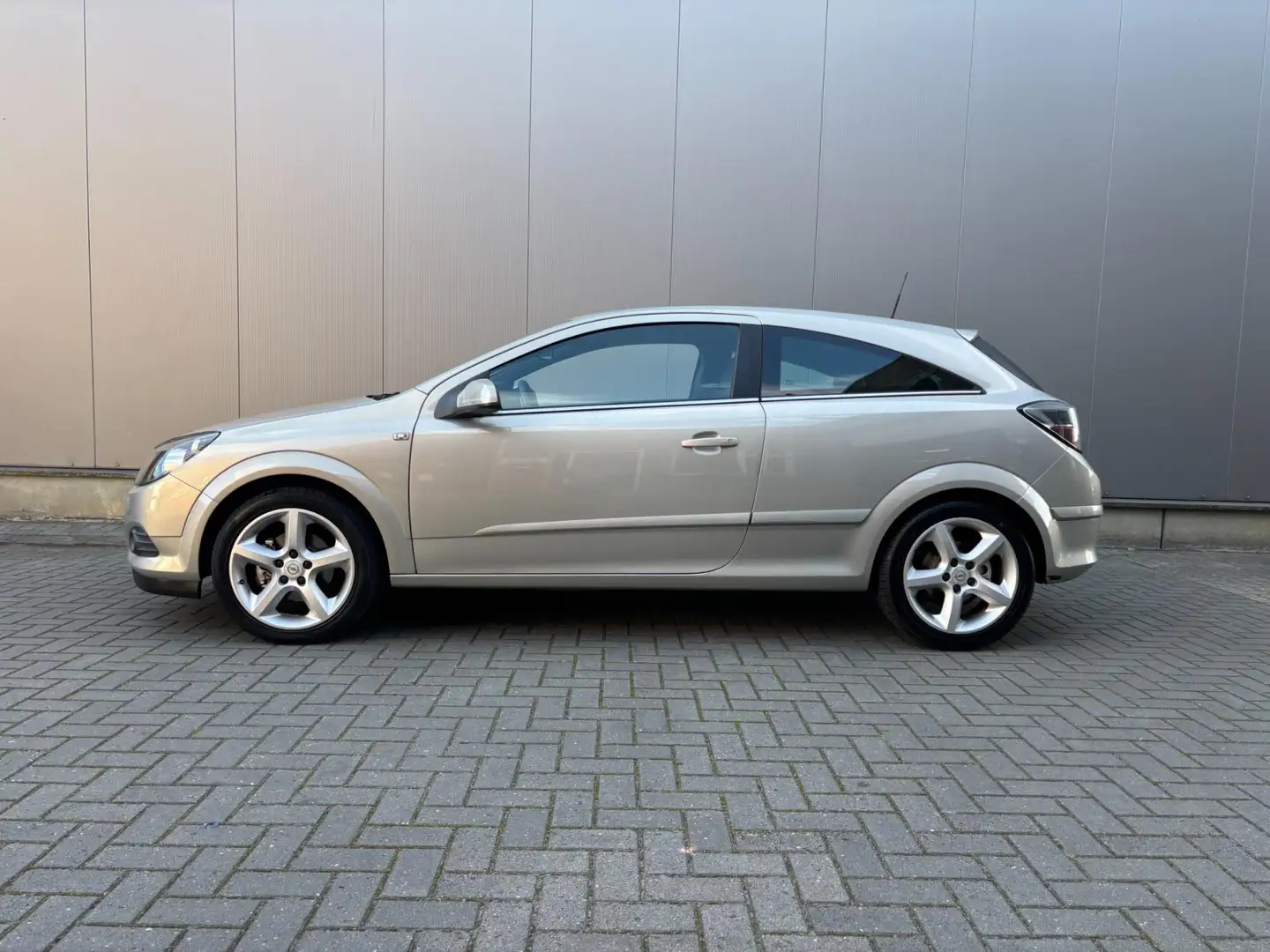 Opel Astra GTC 1.8 Cosmo Grau - 2