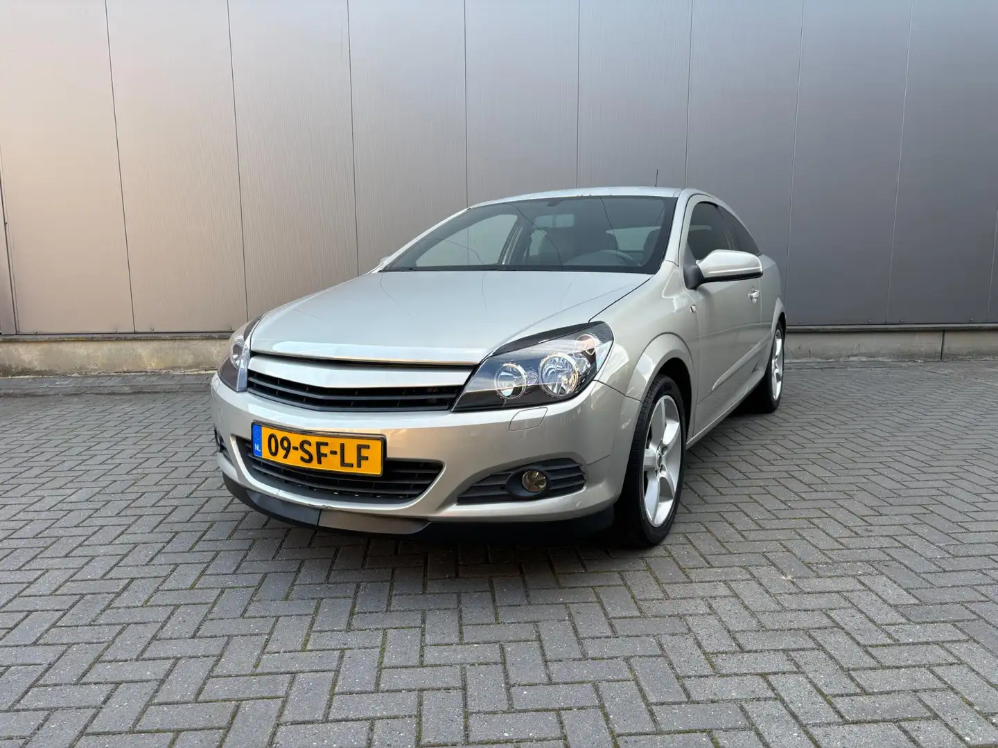 Opel Astra GTC 1.8 Cosmo Grau - 1