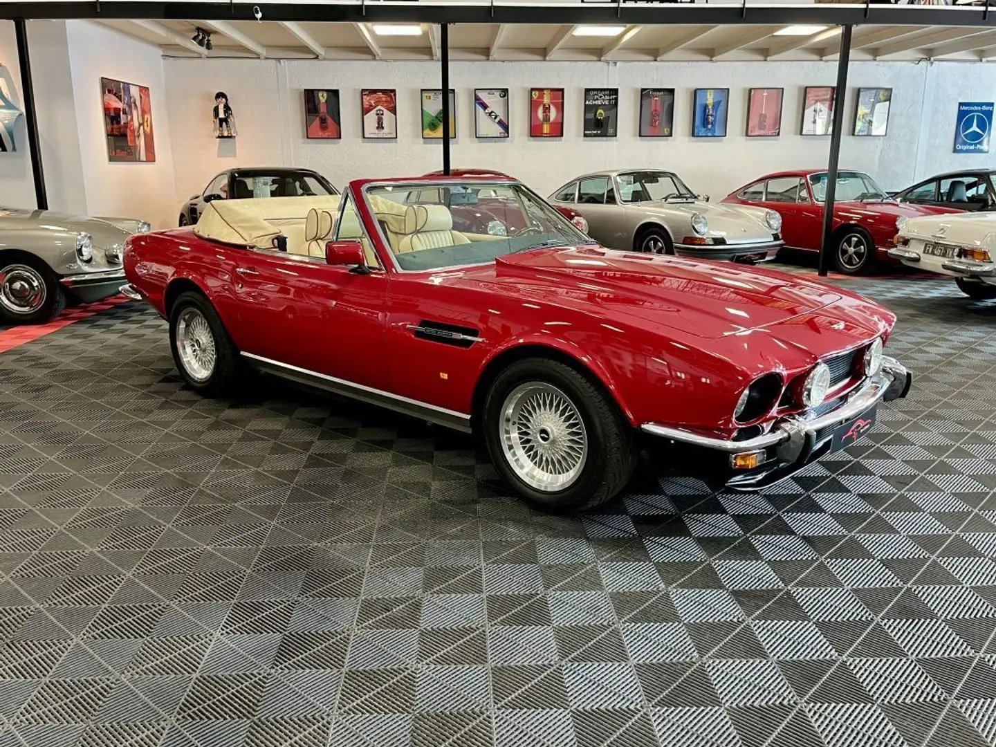 Aston Martin V8 Volante Série 2 MK2 POW Rood - 1
