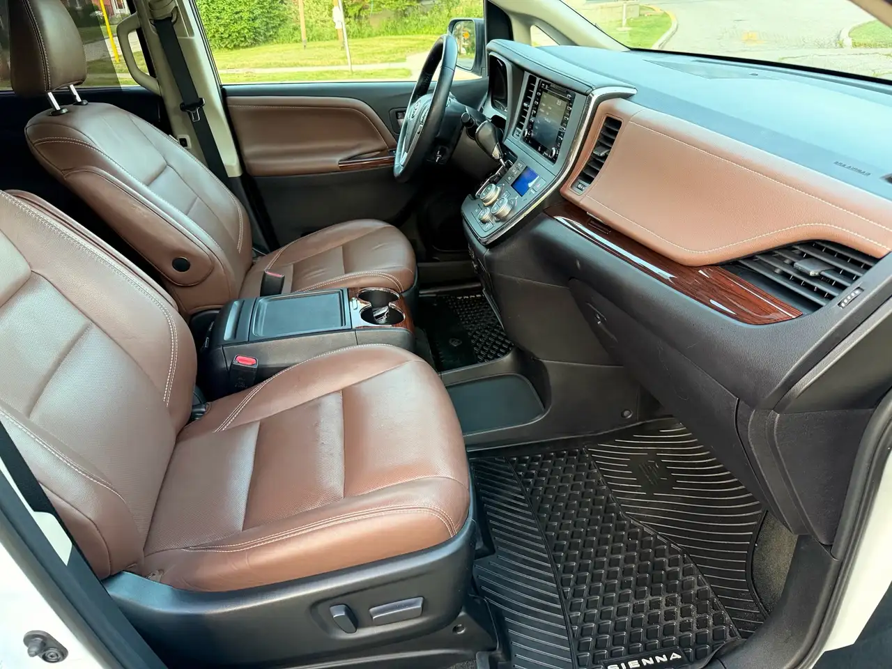 Toyota Sienna photo Toyota Sienna