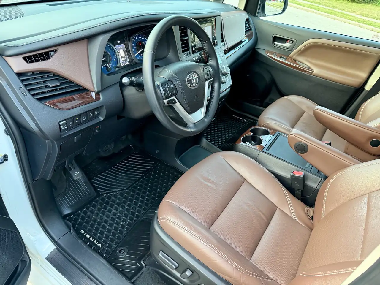 Toyota Sienna photo Toyota Sienna