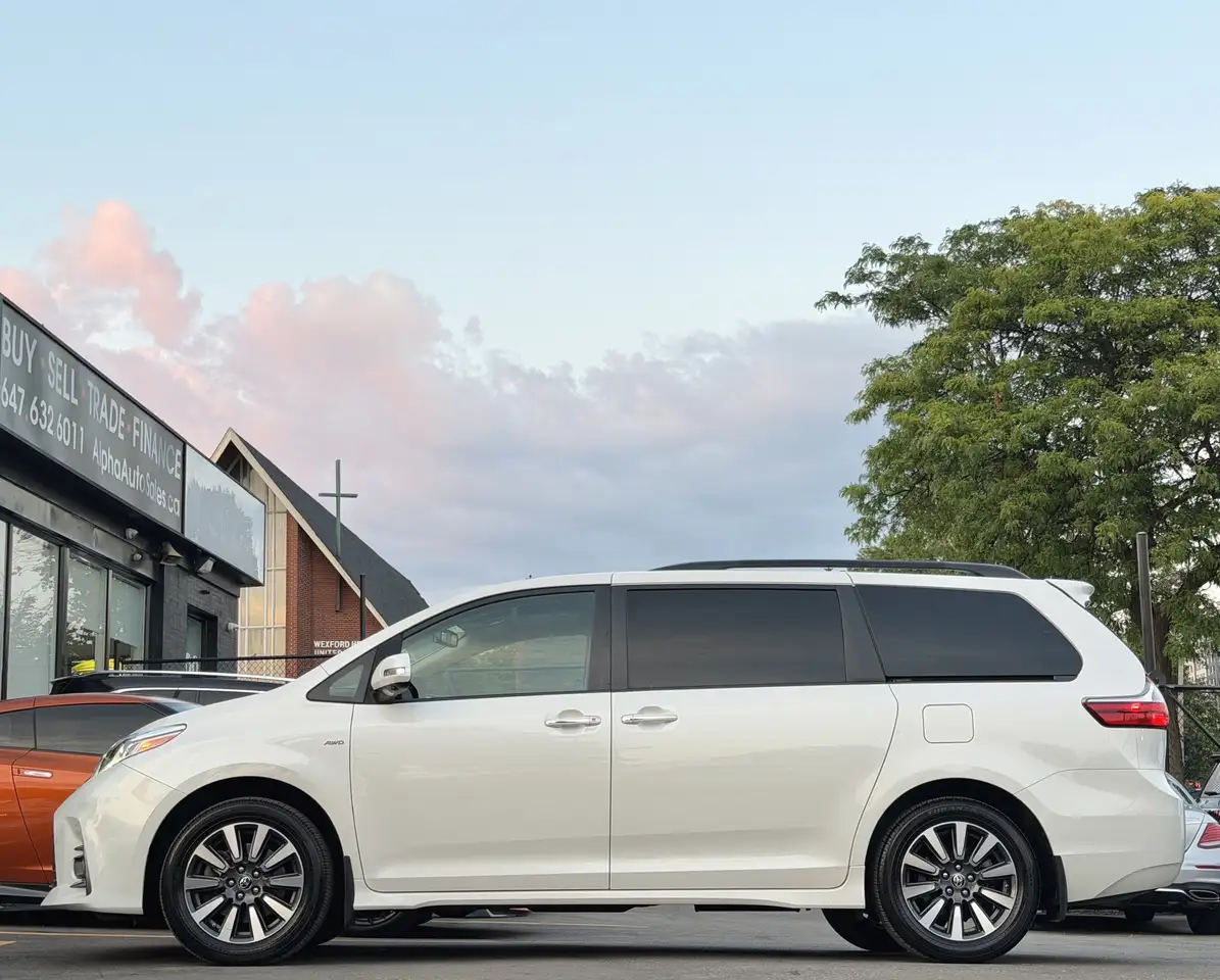 Toyota Sienna photo Toyota Sienna