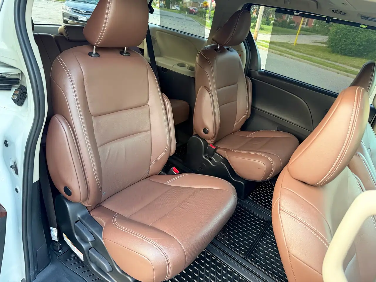 Toyota Sienna photo Toyota Sienna