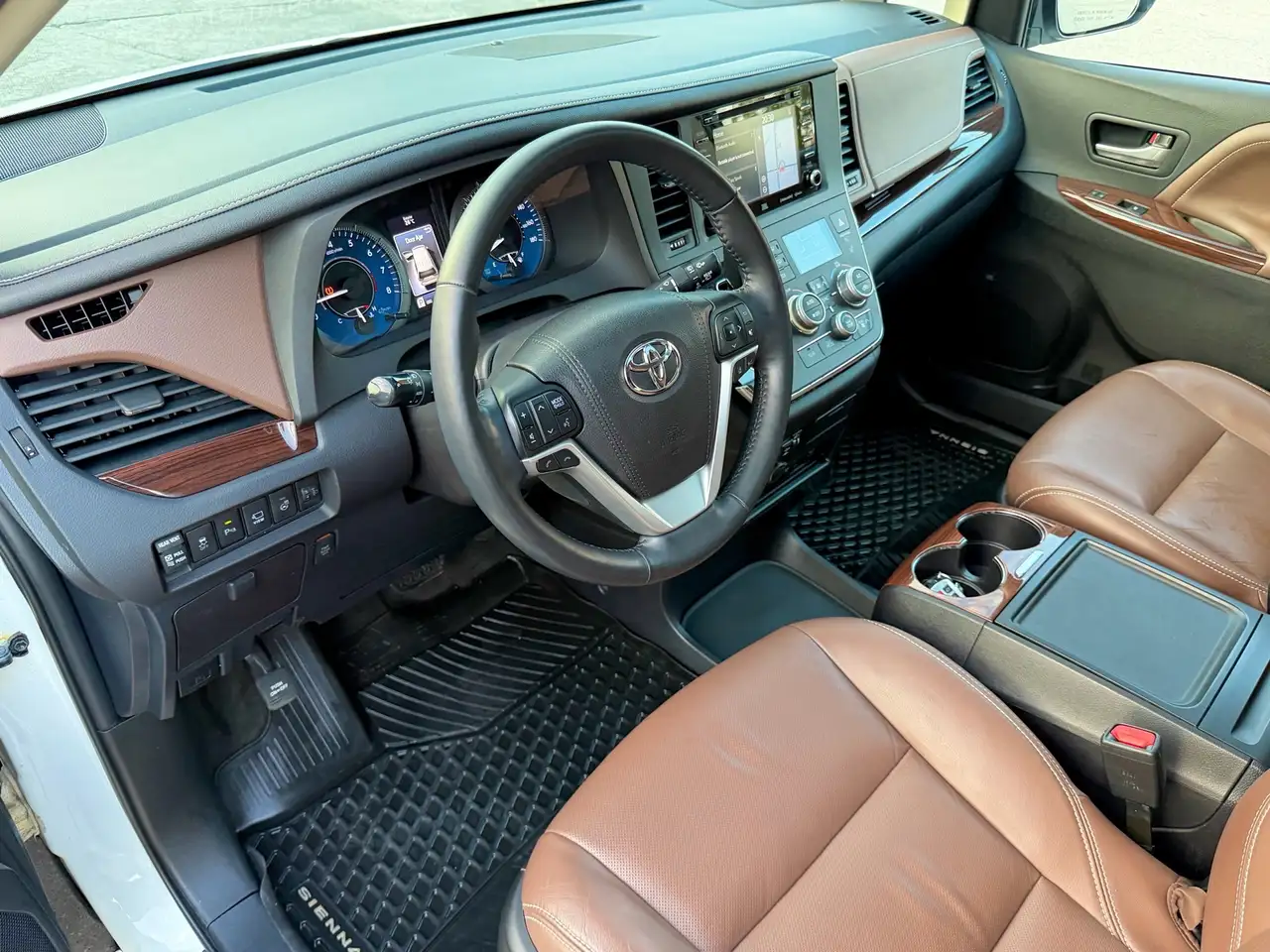 Toyota Sienna photo Toyota Sienna