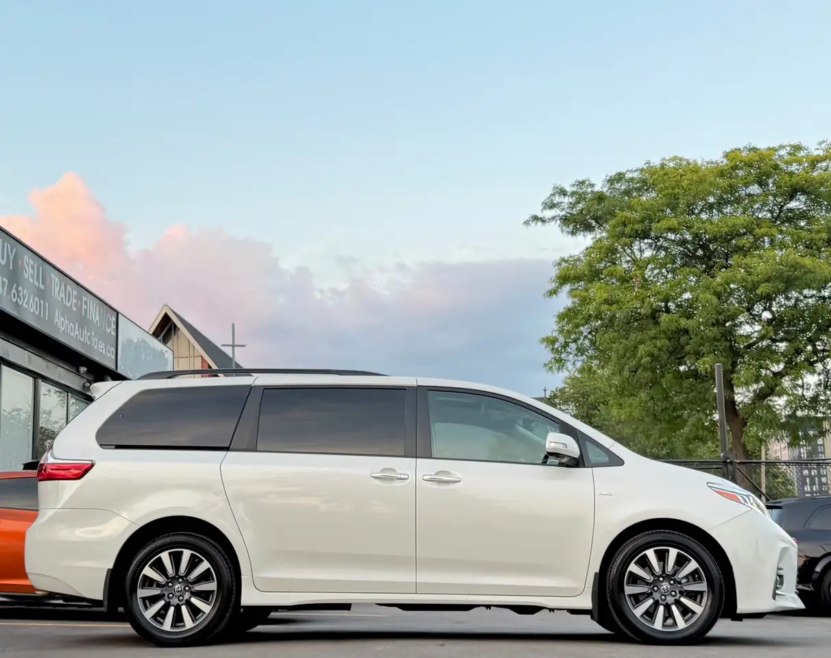 Toyota Sienna photo Toyota Sienna