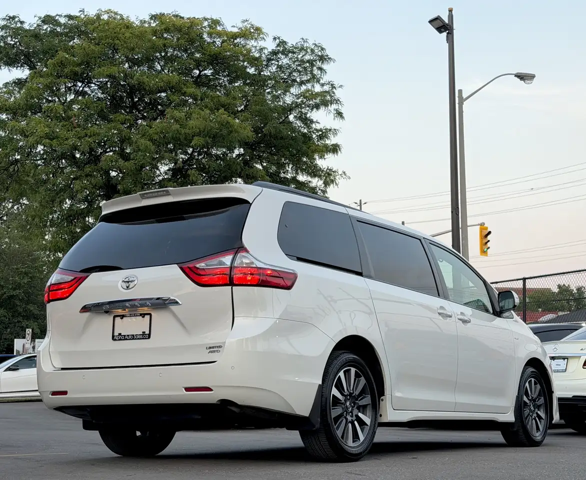 Toyota Sienna photo Toyota Sienna