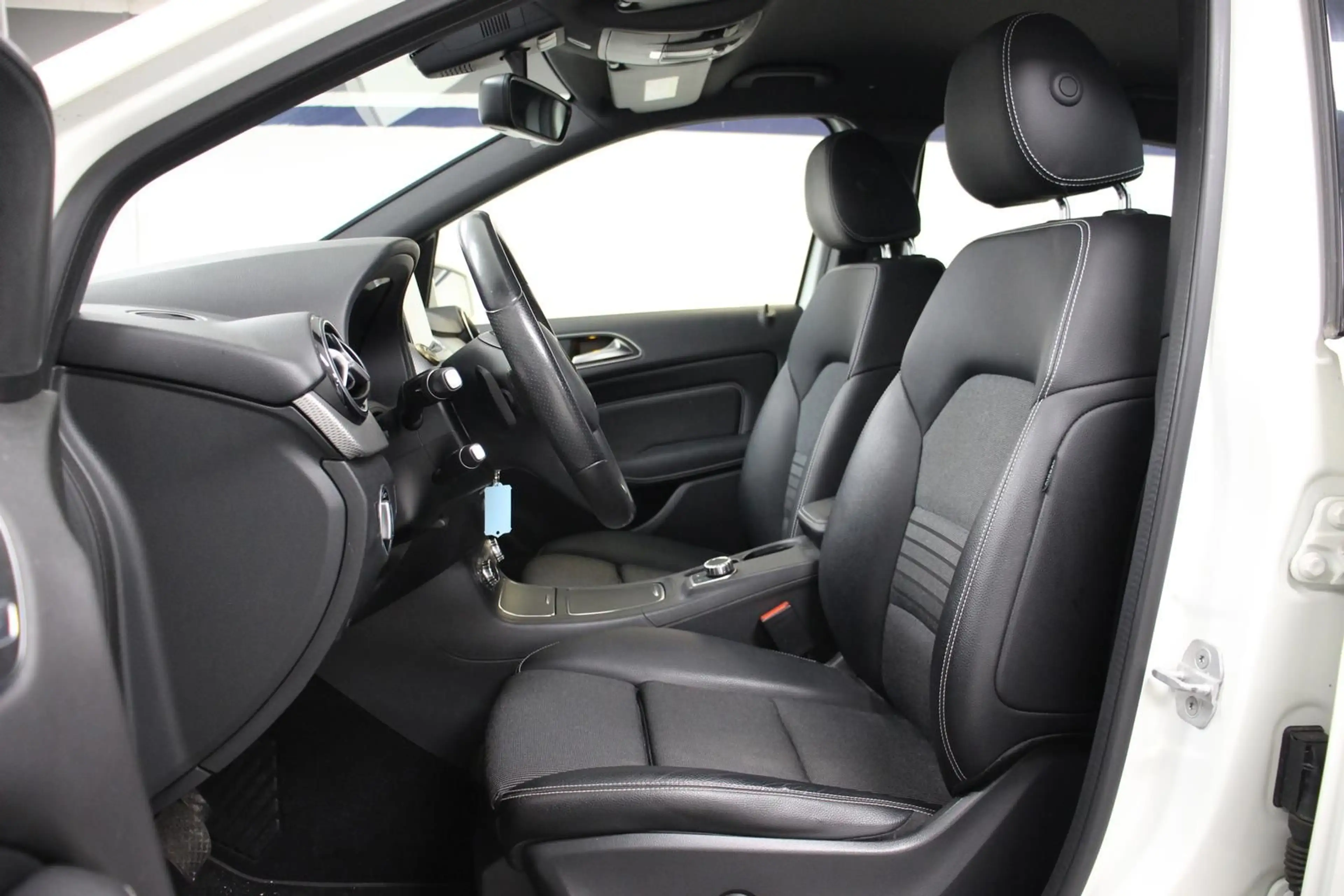 Mercedes-Benz B 220 4Matic Aut. NAVI TEMP LED KAMERA LEDER BT — photo 11
