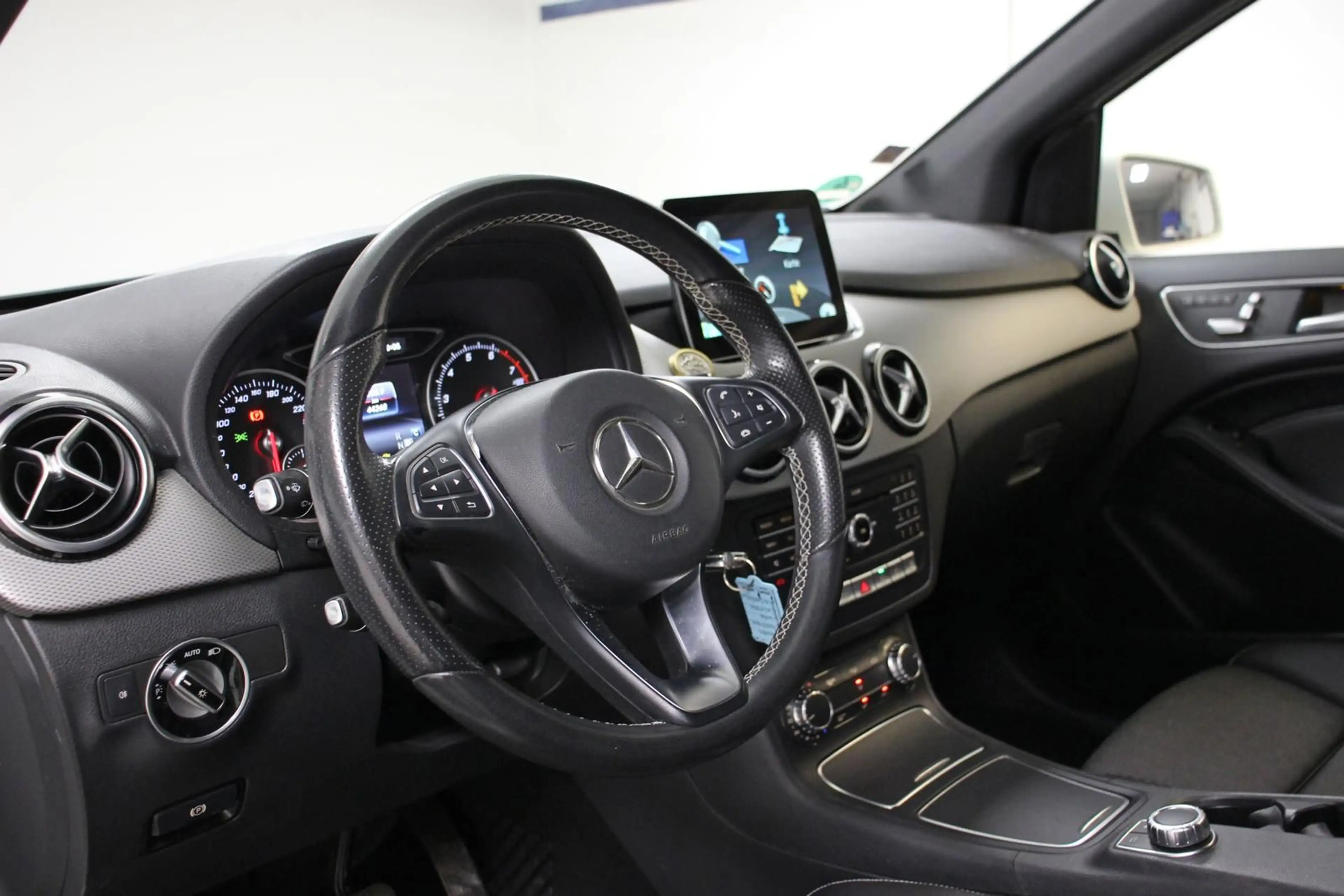 Mercedes-Benz B 220 4Matic Aut. NAVI TEMP LED KAMERA LEDER BT — photo 10