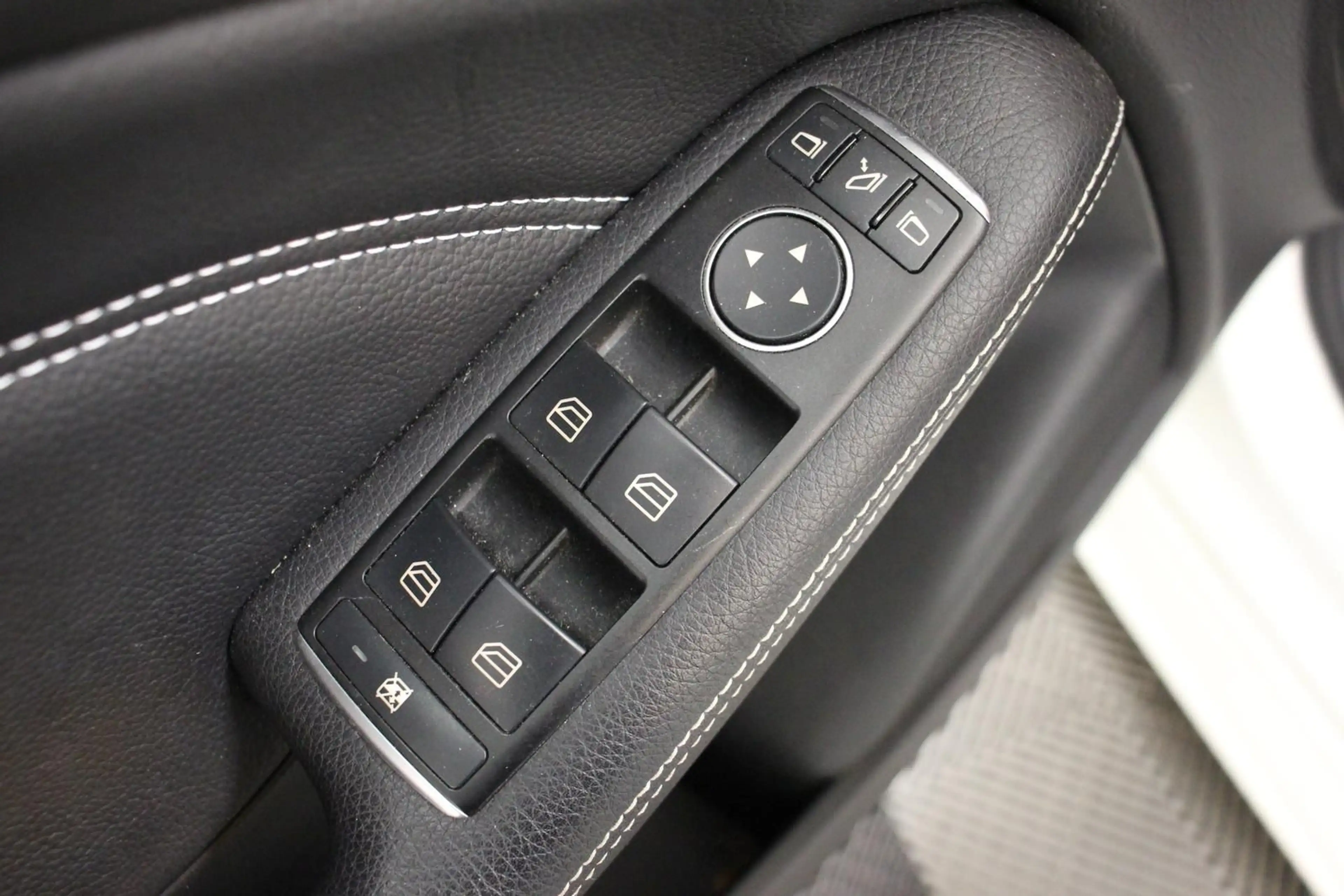 Mercedes-Benz B 220 4Matic Aut. NAVI TEMP LED KAMERA LEDER BT — photo 9