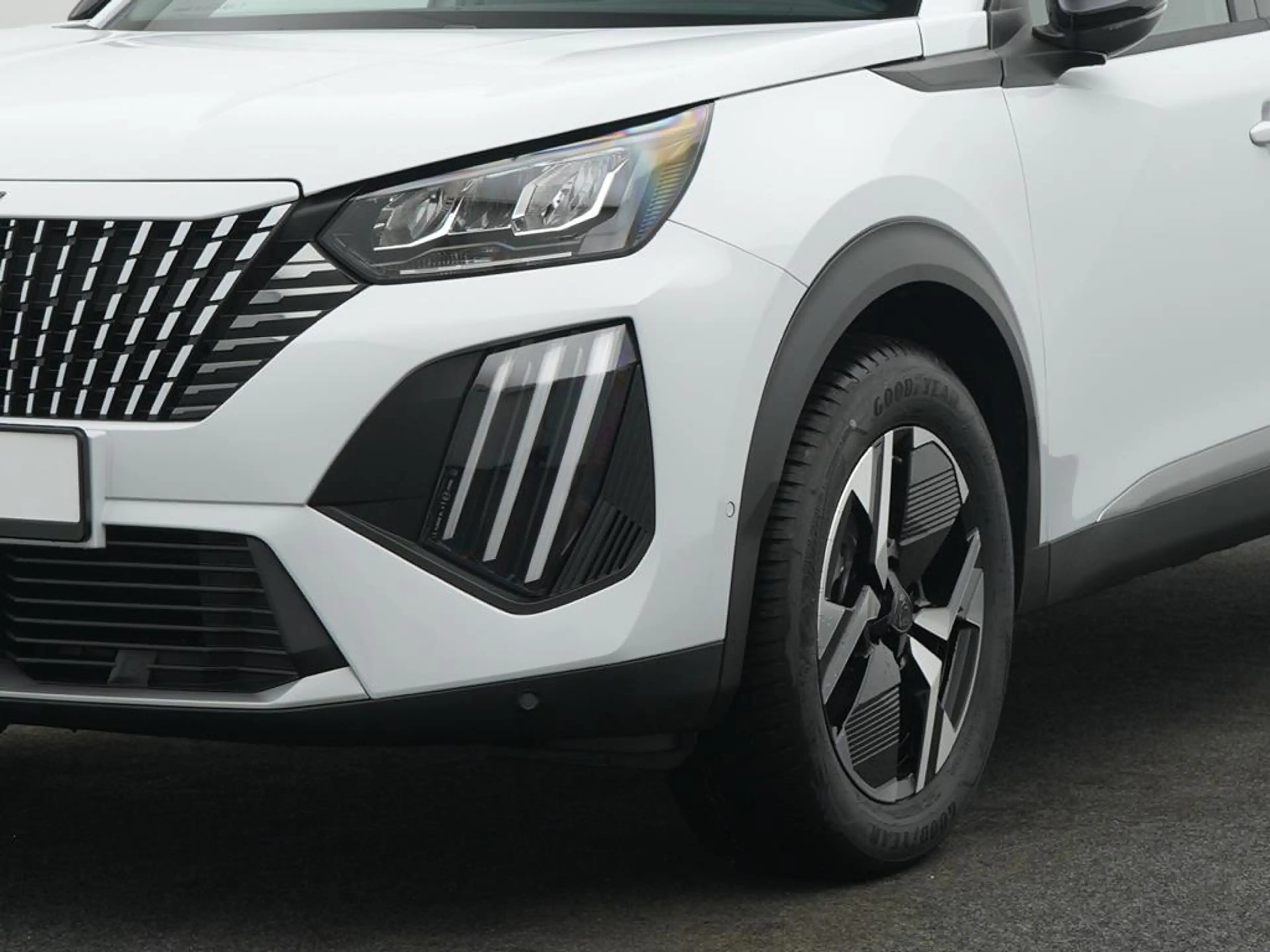 Peugeot 2008 ALLURE PureTech 130 EAT8 — photo 11