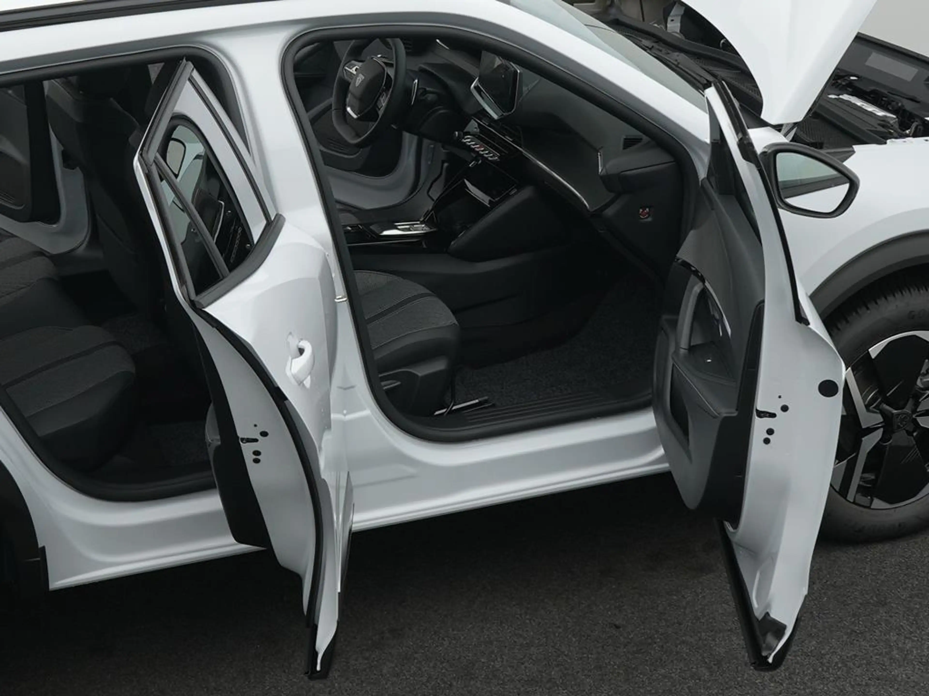 Peugeot 2008 ALLURE PureTech 130 EAT8 — photo 13