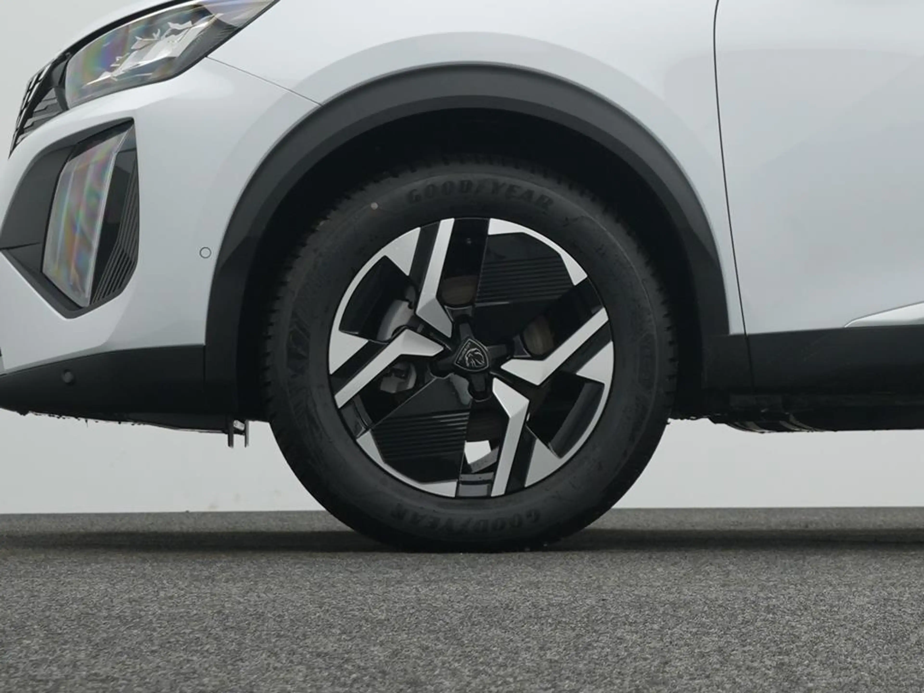 Peugeot 2008 ALLURE PureTech 130 EAT8 — photo 10