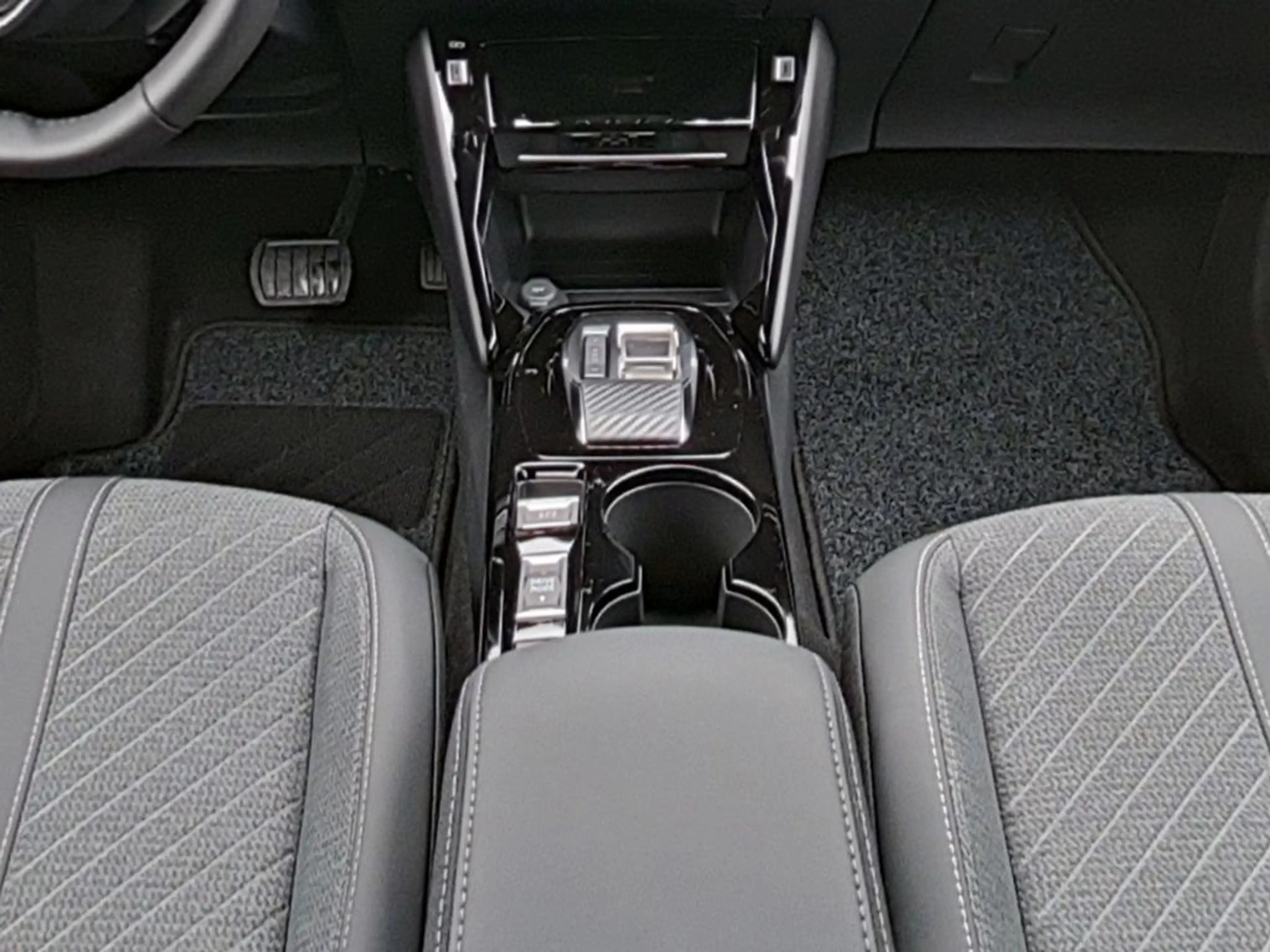 Peugeot 2008 ALLURE PureTech 130 EAT8 — photo 15