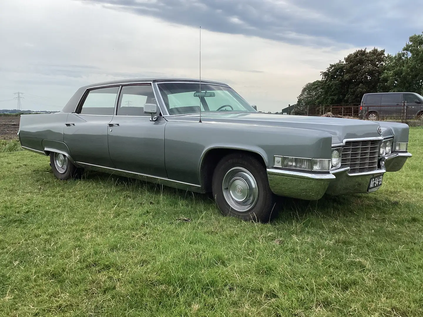 Cadillac Fleetwood Brougham Gris - 1