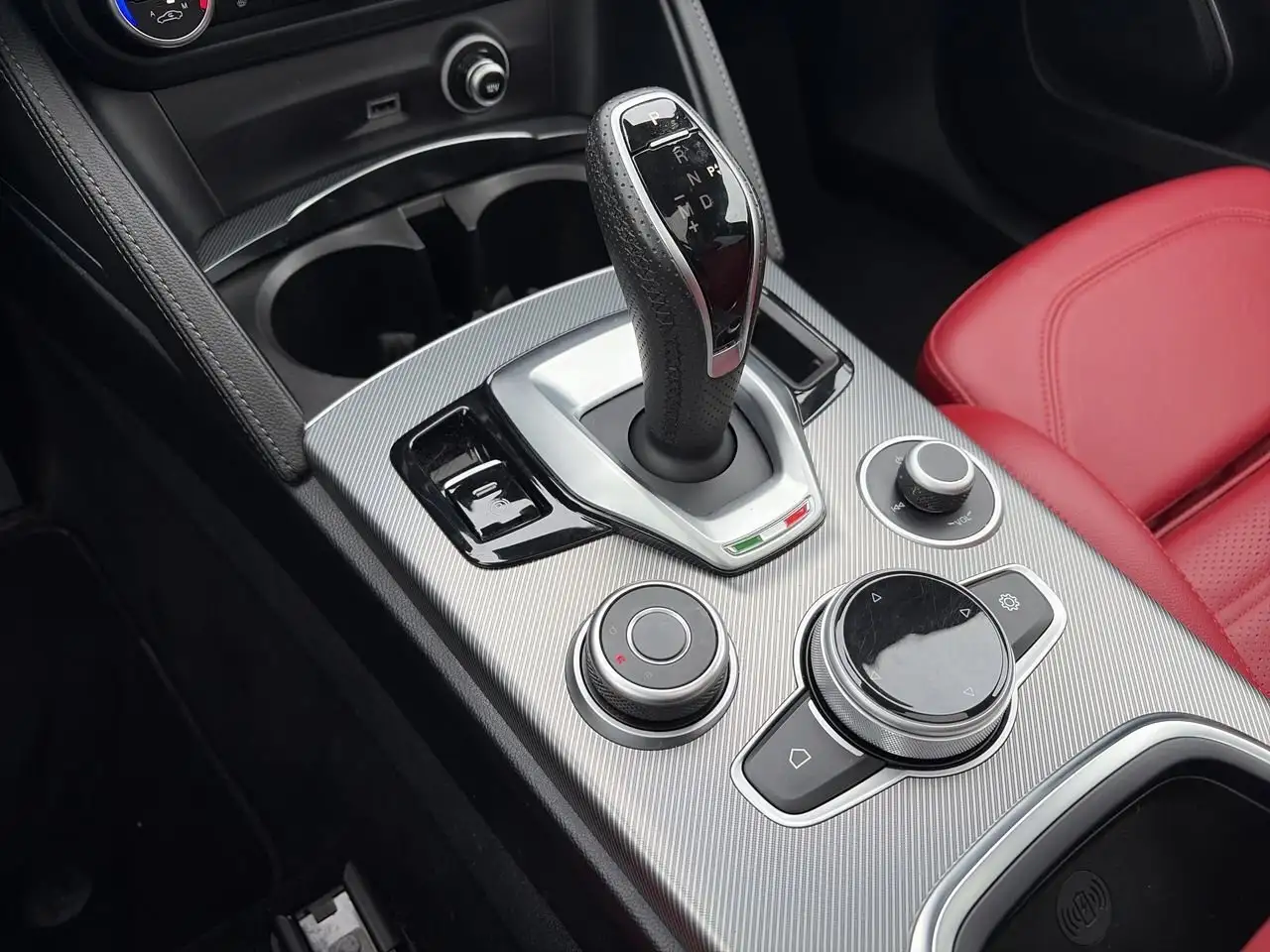 Alfa Romeo Stelvio снимка Alfa Romeo Stelvio