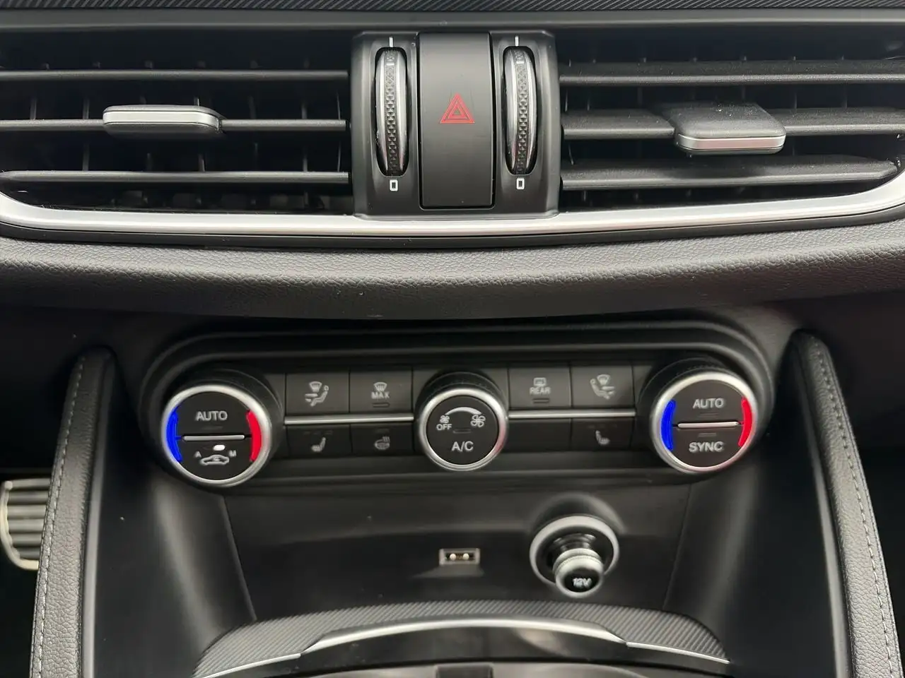 Alfa Romeo Stelvio снимка Alfa Romeo Stelvio
