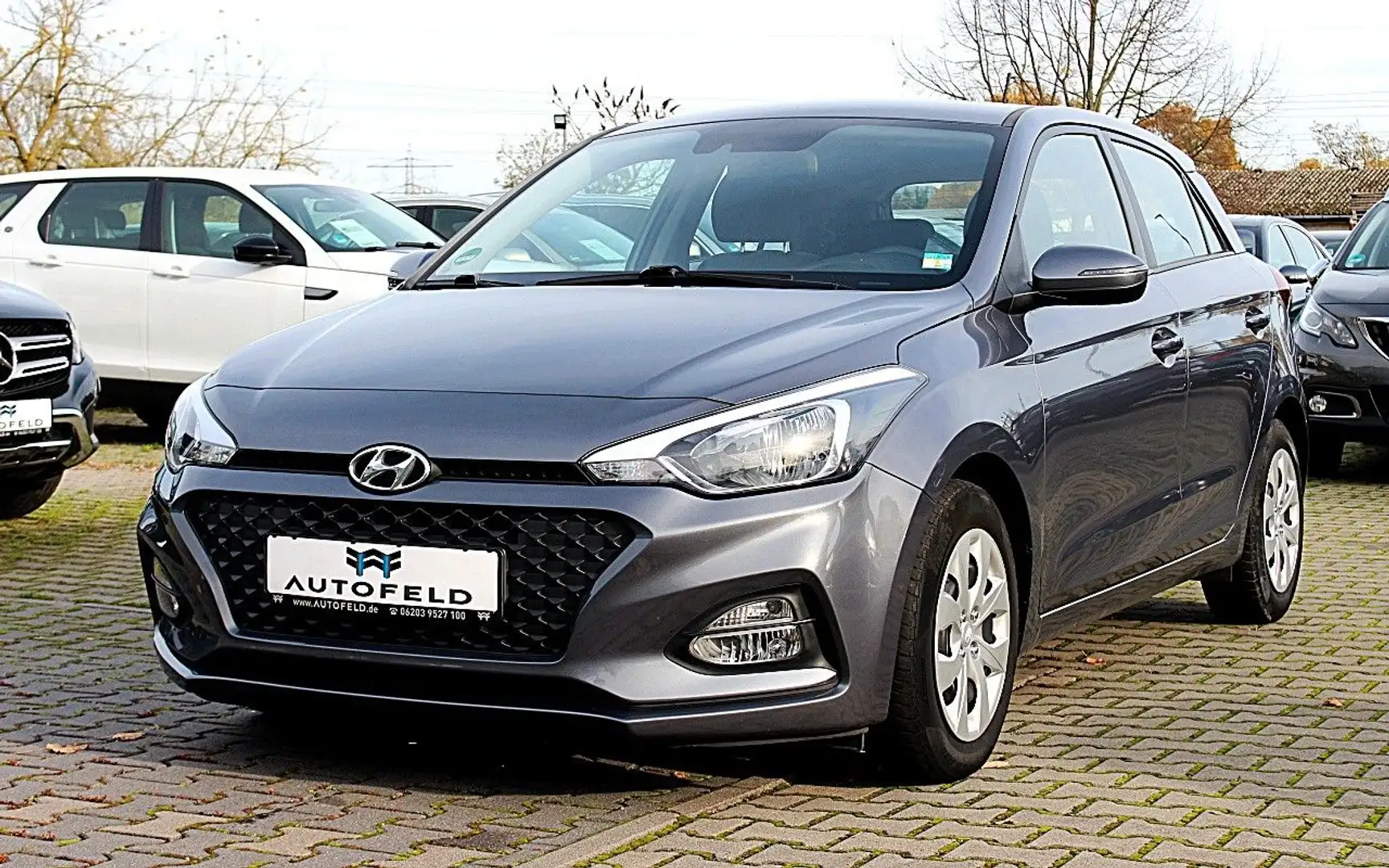 Hyundai i20 1.2/SHEFT/1.HAND/SHZ/PDC/RCAM/CARPLAY/NAVI/ Grau - 1