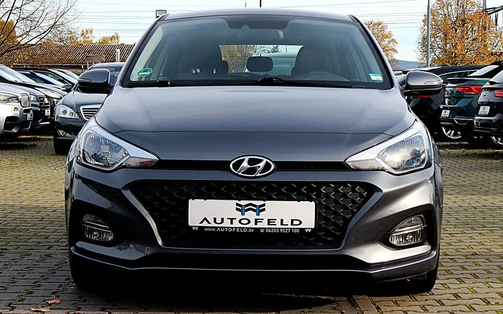 Hyundai i20 1.2/SHEFT/1.HAND/SHZ/PDC/RCAM/CARPLAY/NAVI/ Grau - 2