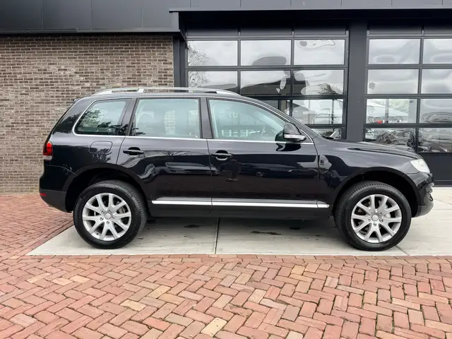 Volkswagen Touareg view 6