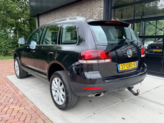 Volkswagen Touareg view 8